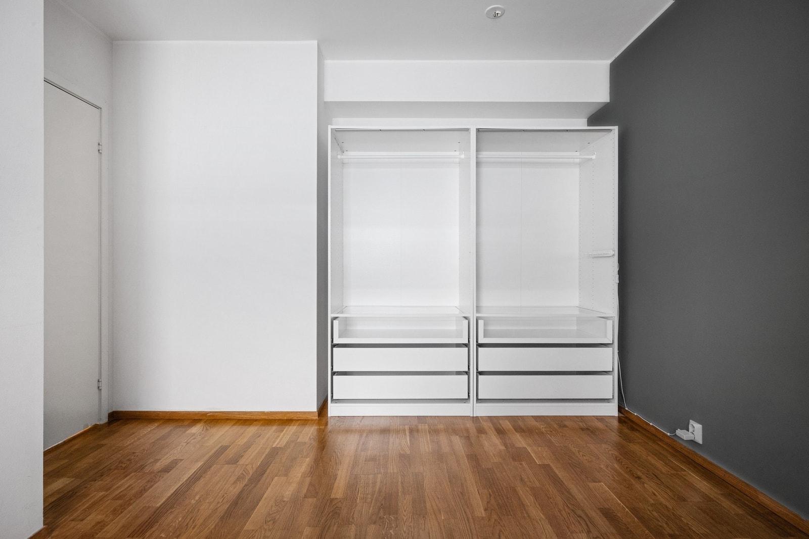 Garderobeskap medfølger handelen Galleribilde