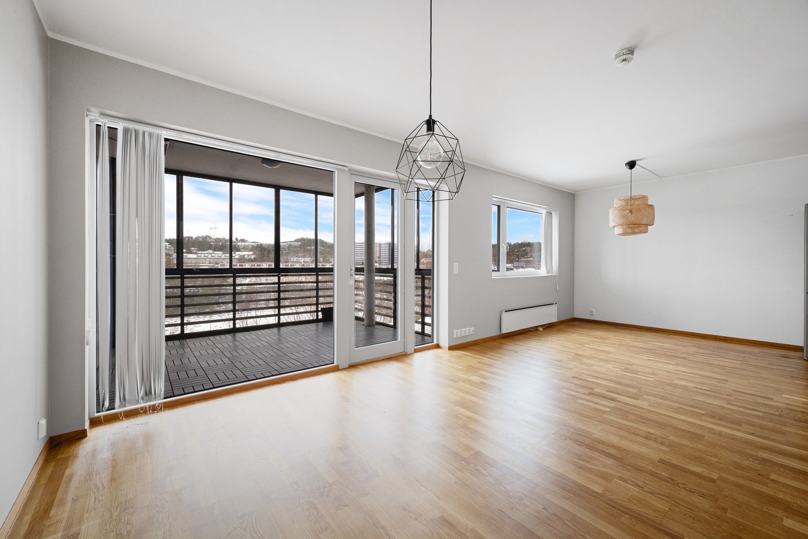 Store vindusflater sørger for rikelig med naturlig lysinnslipp Galleribilde