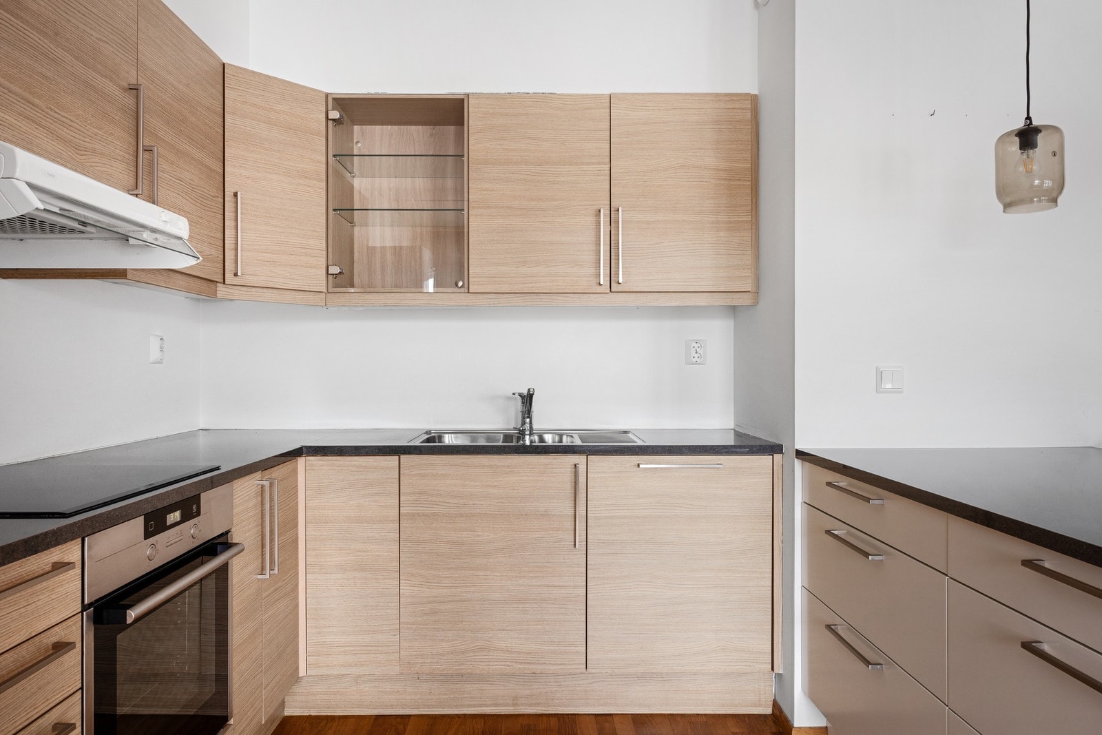 Både over- og underskap sikrer godt med oppbevaringsplass Galleribilde