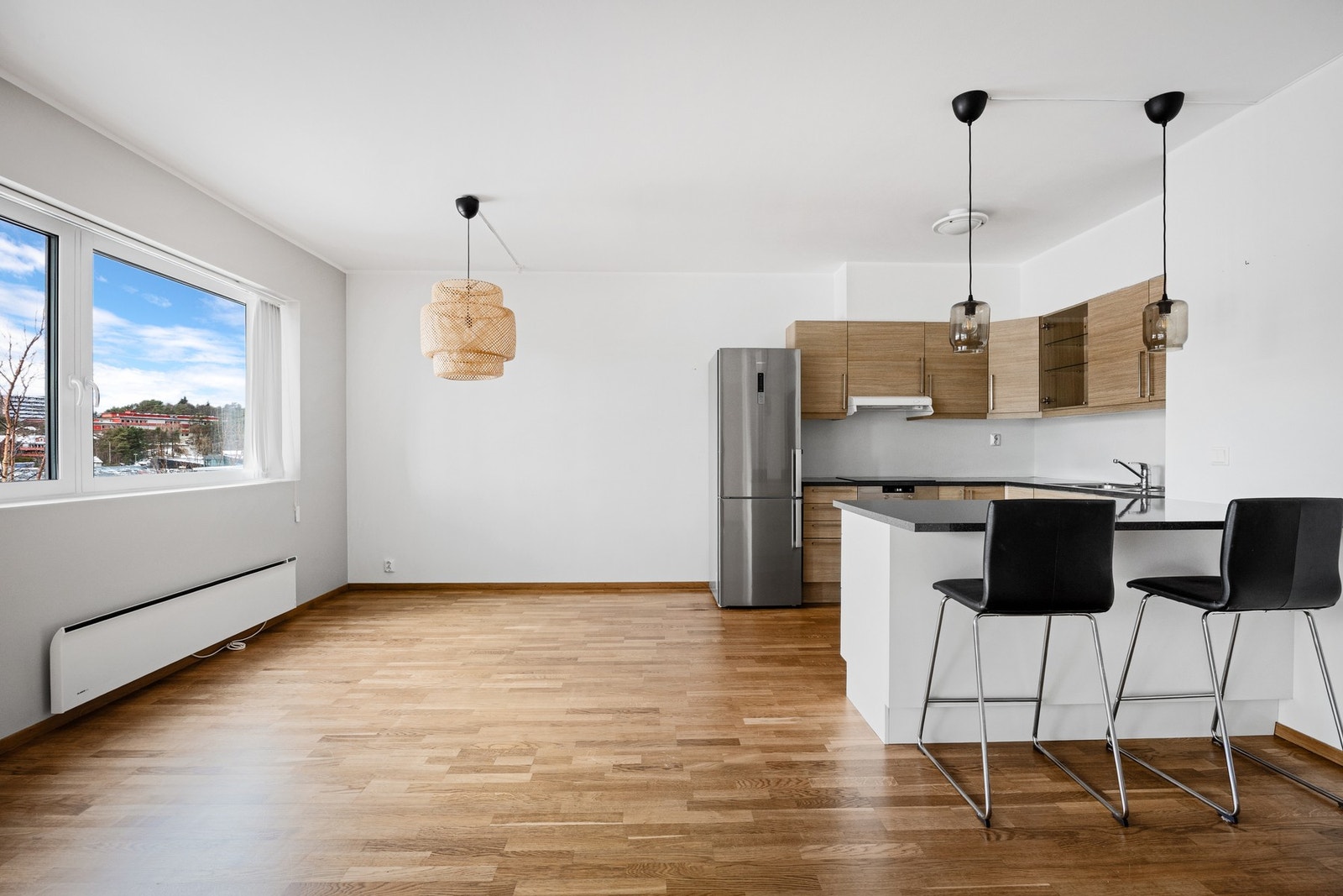 Åpen stue- og kjøkkenløsning gir god plass til både sofagruppe og spisebord Galleribilde