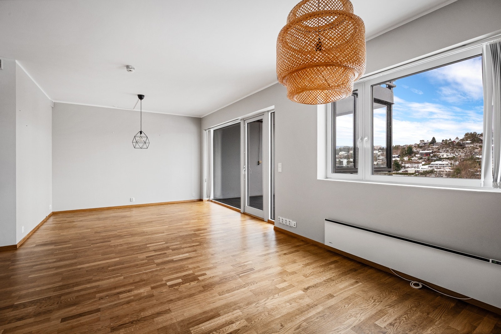 Fra stuen har man utgang til innglasset balkong på 11 kvadratmeter Galleribilde