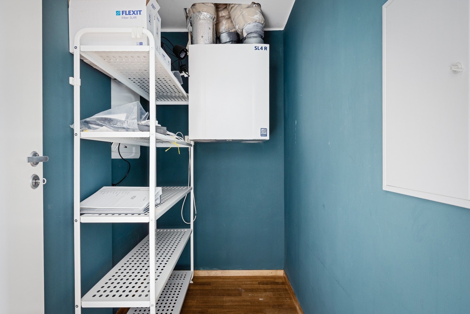 Like ved kjøkkenet finner man en praktisk bod som sikrer godt med ekstra oppbevaringsplass Galleribilde