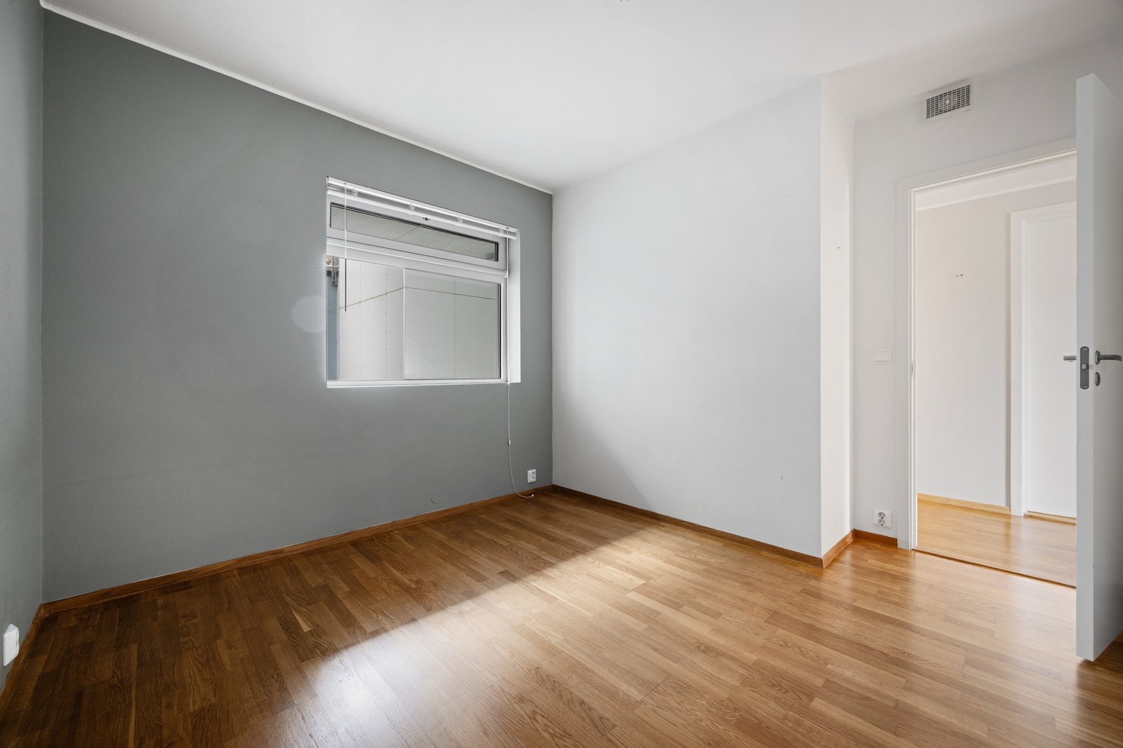 Leiligheten har totalt to soverom på henholdsvis 6 og 11,9 kvadratmeter Galleribilde