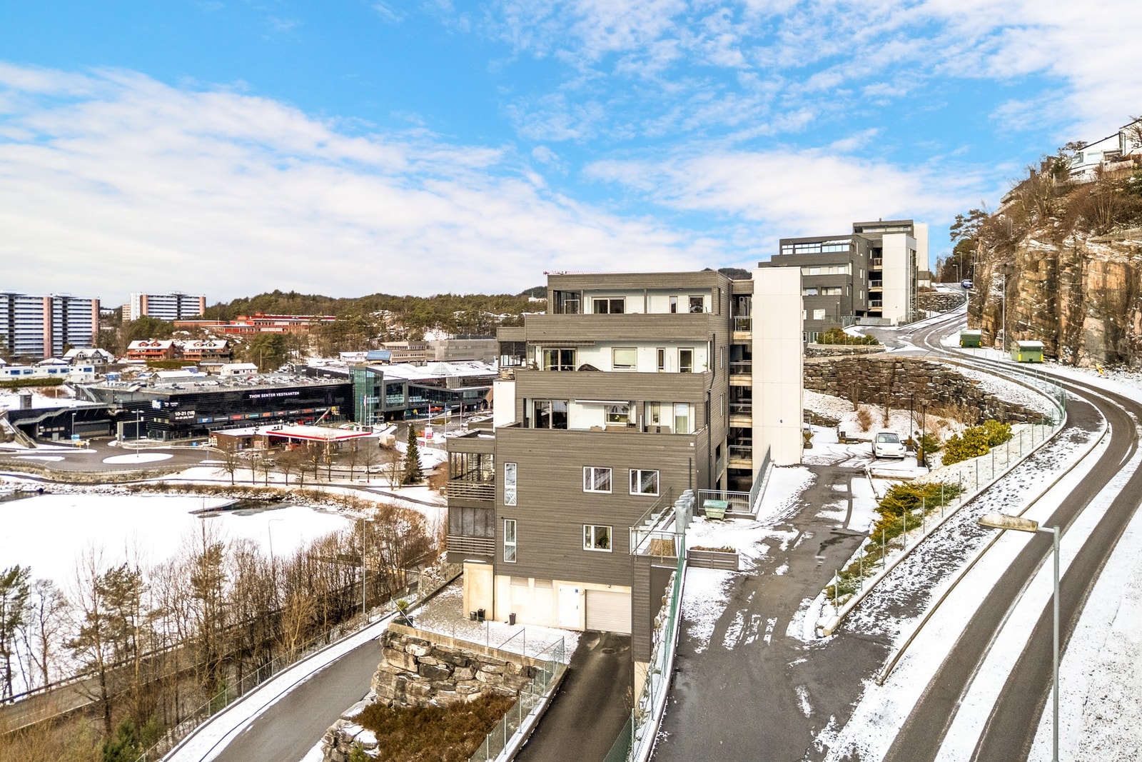 Bygget er fra 2014 og har heis, samt tilhørende garasjeplass under bygget Galleribilde