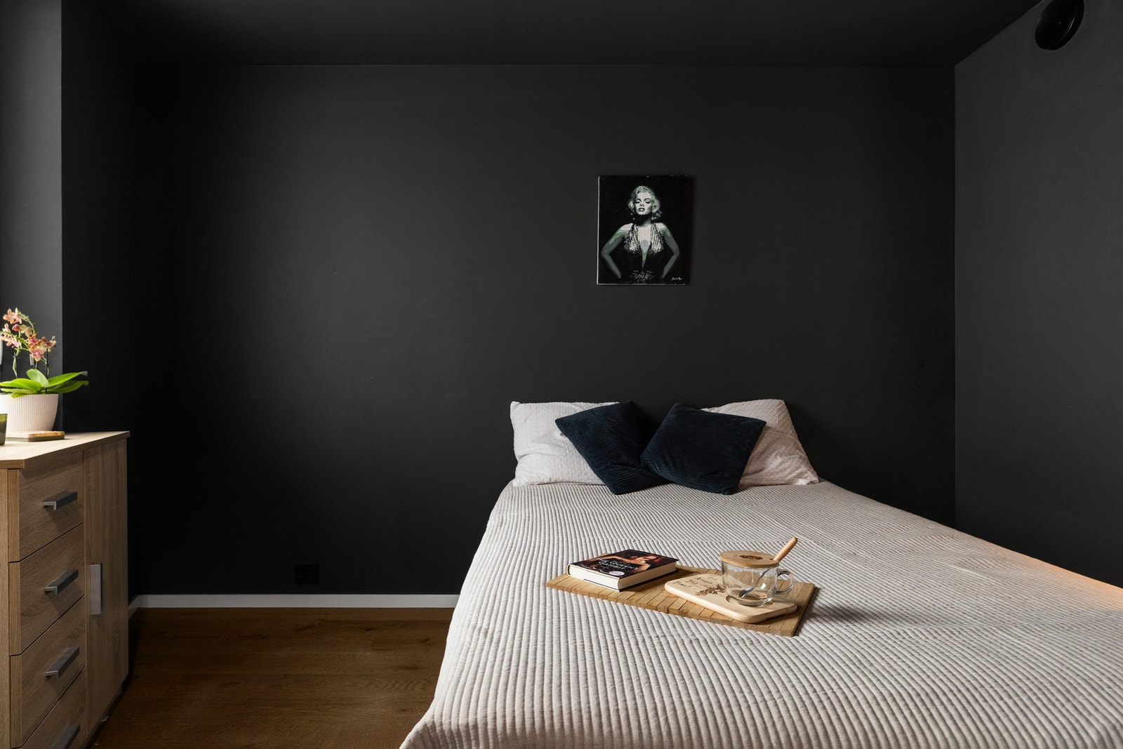 Soverom med god plass til dobbeltseng, nattbord og garderobeløsning Galleribilde