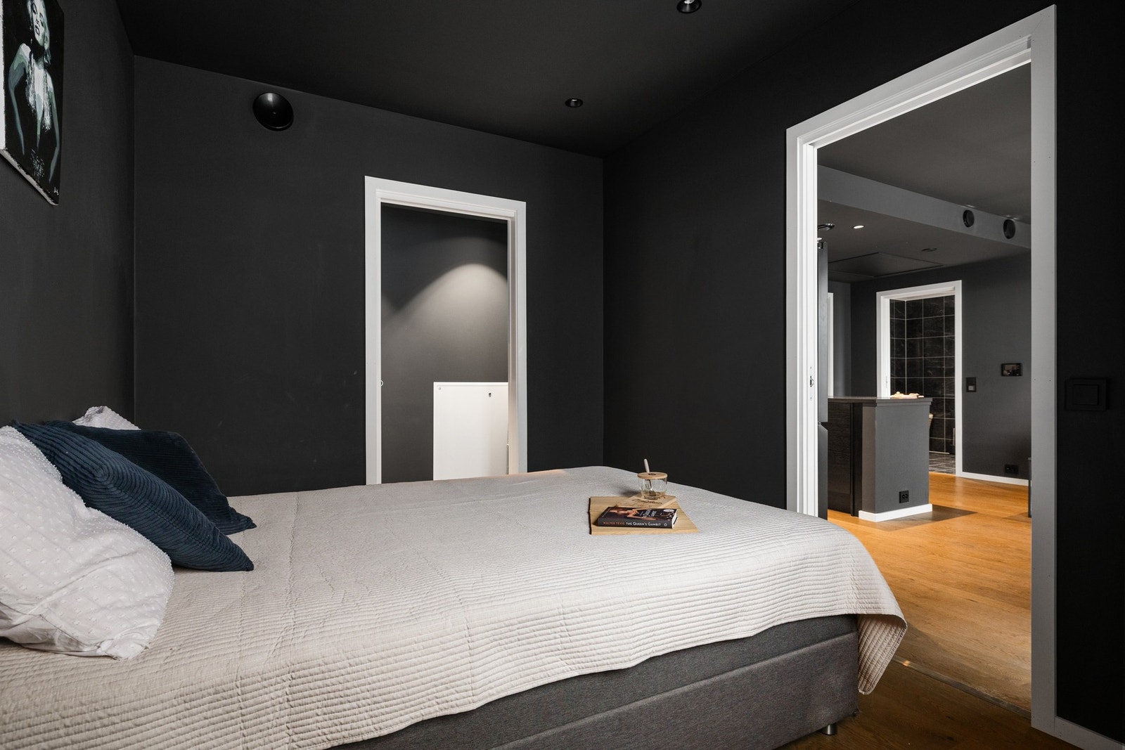 Det er en bod ved soverommet for lagring Galleribilde