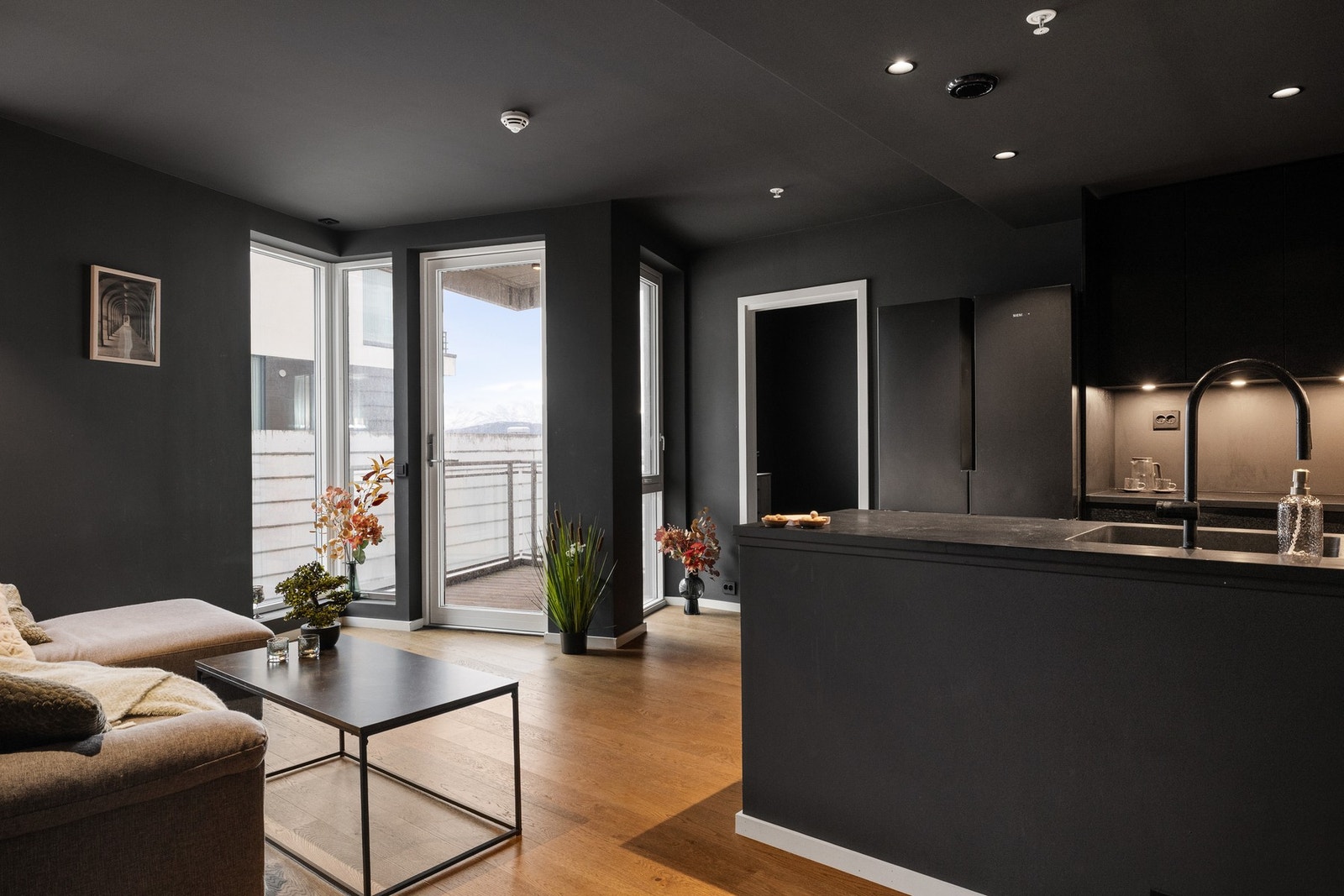 Tobias Karlsen Skarshaug v/ EiendomsMegler 1 har gleden av å presentere Sjømannsvegen 25! Foto: Hunter Visuals Galleribilde