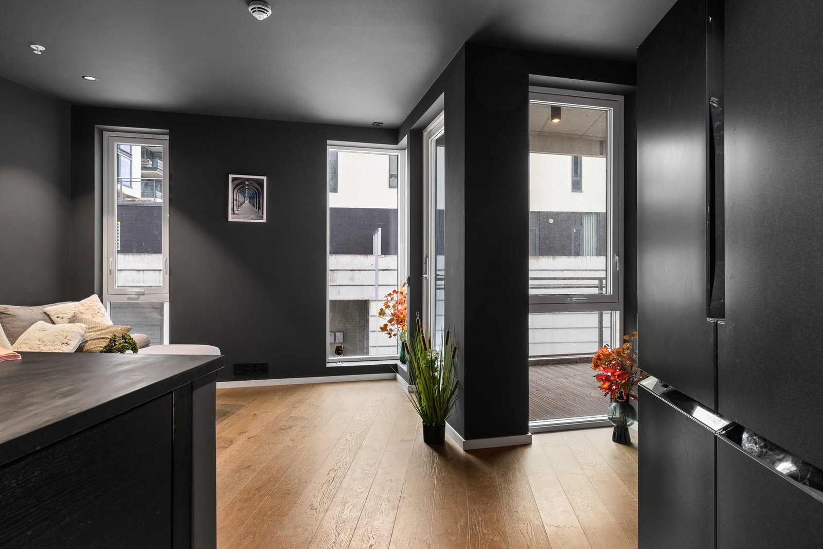 Store vindusflater som gir rommet godt med naturlig lys Galleribilde