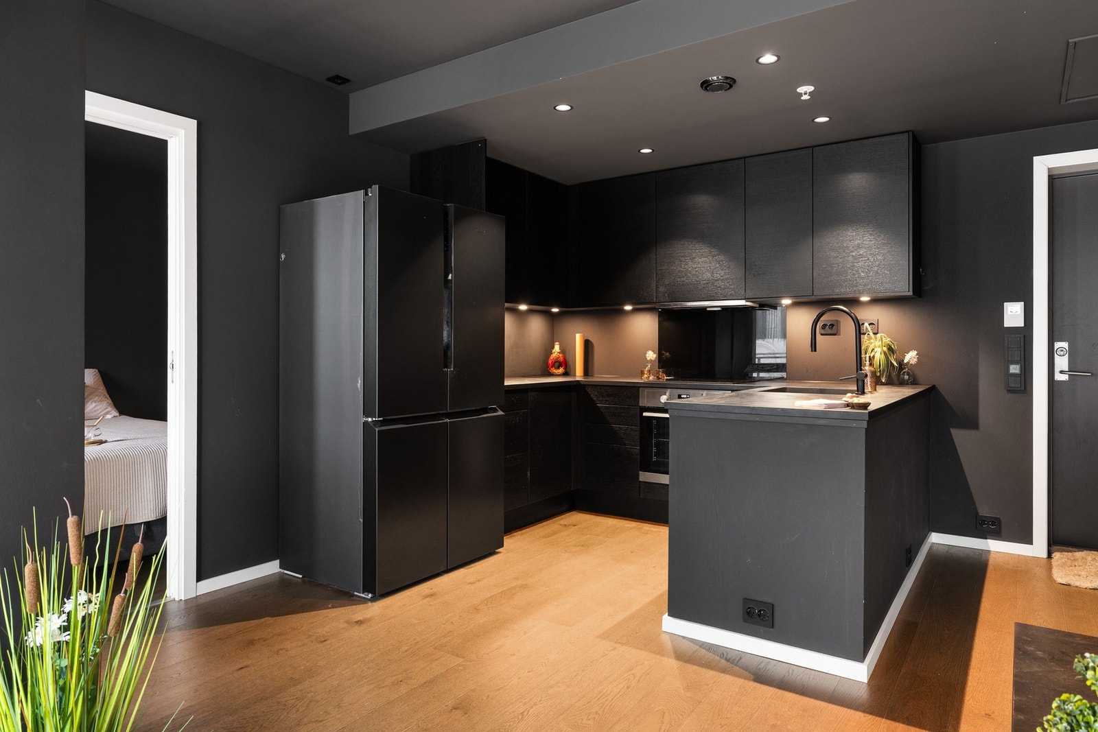 Pent kjøkken fra Norema med delvis integrerte hvitevarer Galleribilde