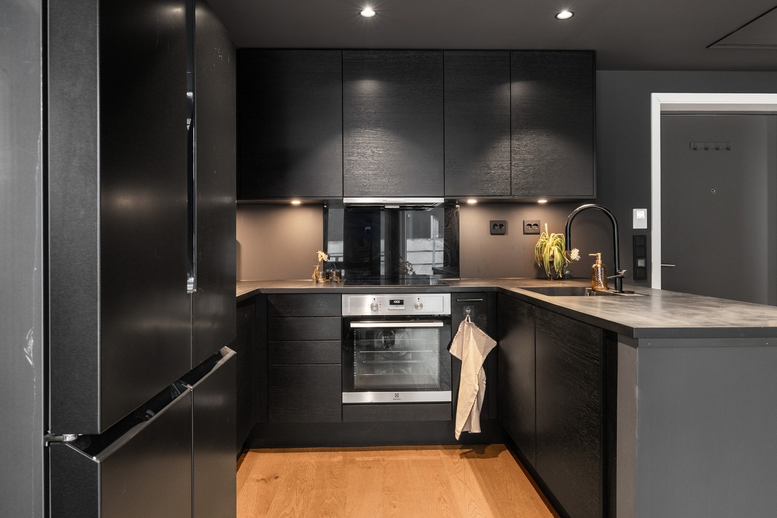 Praktisk med stikkontakter nært kjøkkenbenken Galleribilde