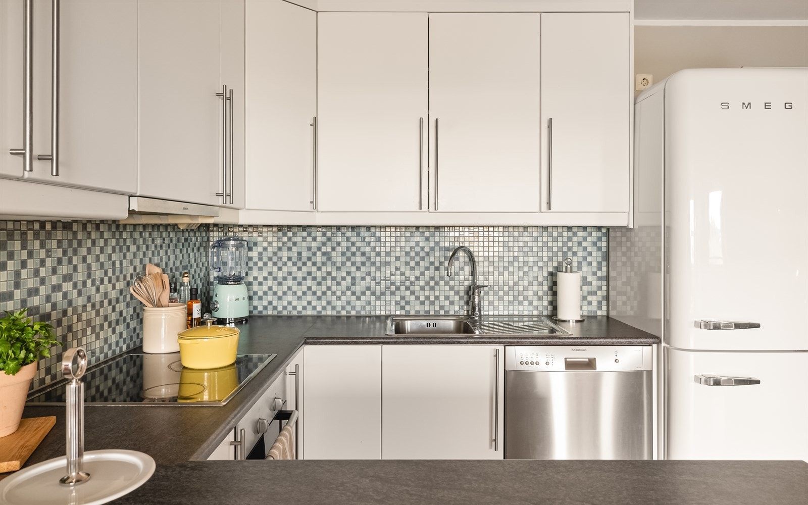 Pent kjøkken med takhøye skap. Galleribilde