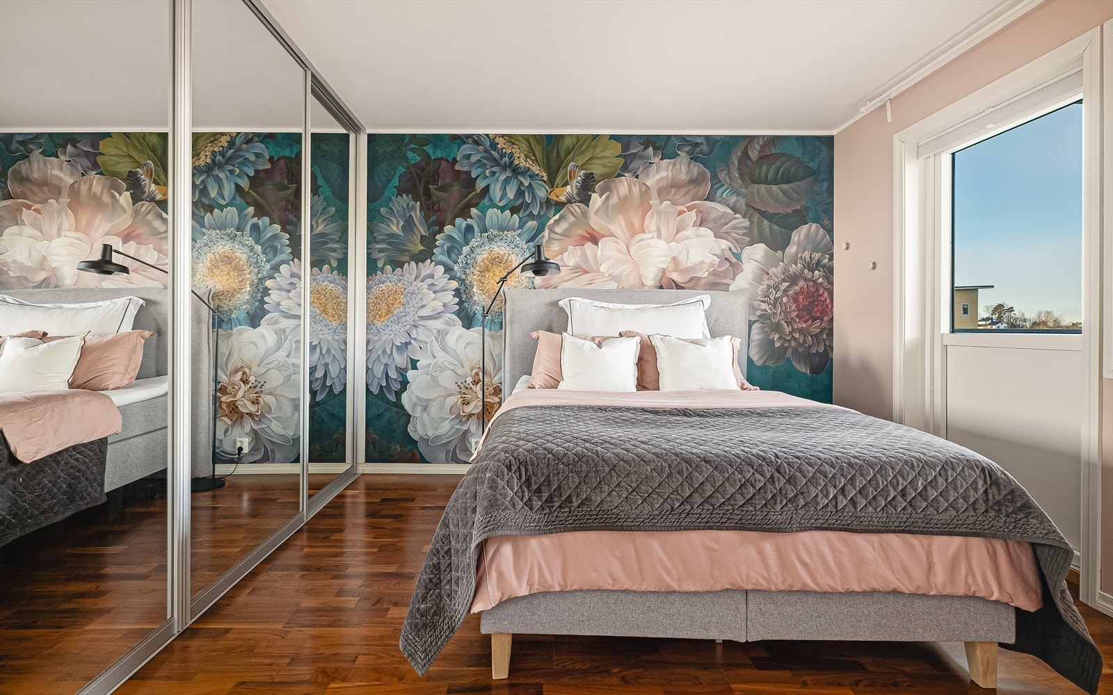 Stort soverom med god speildørsgarderobe og egen utgang til terrassen. Galleribilde