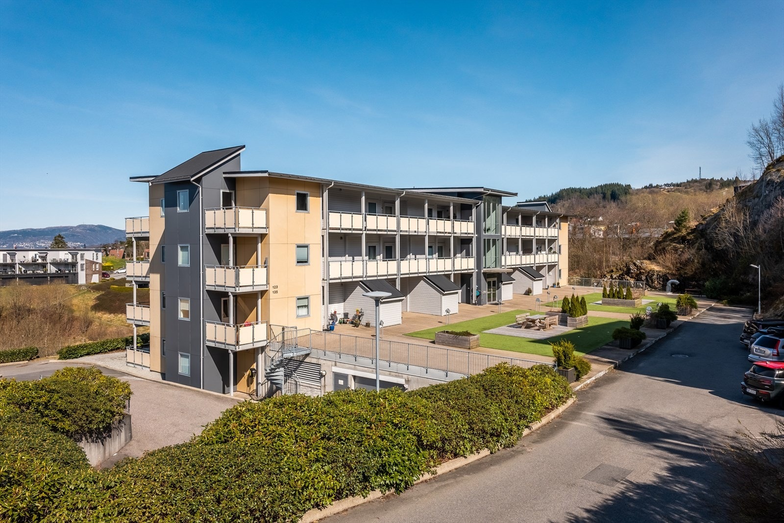 Fine uteområder og lekeplass for barn/gjester. Galleribilde