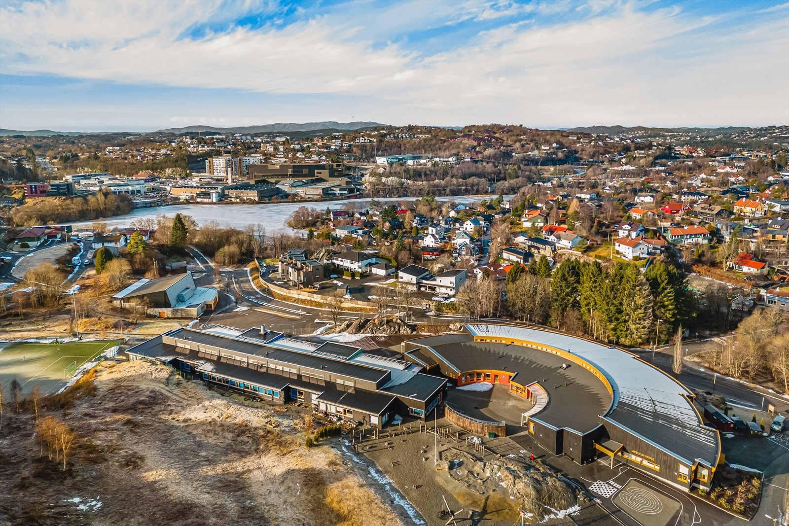 Apeltun skole i nærområdet. Galleribilde