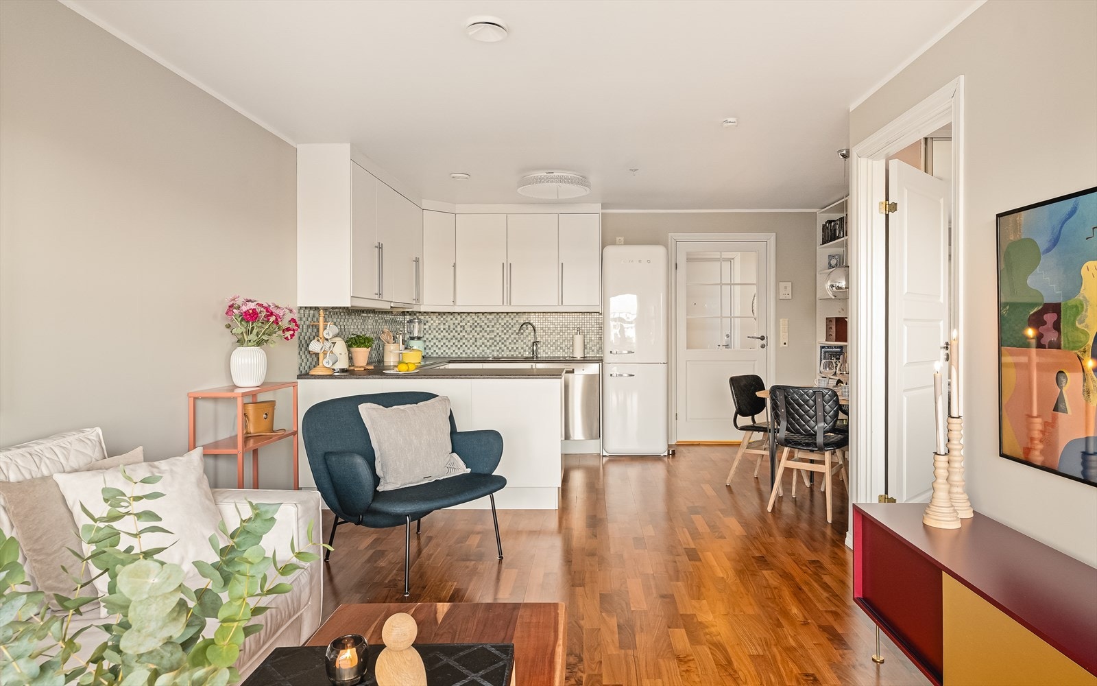 Pen stue og kjøkken i åpen løsning. Galleribilde