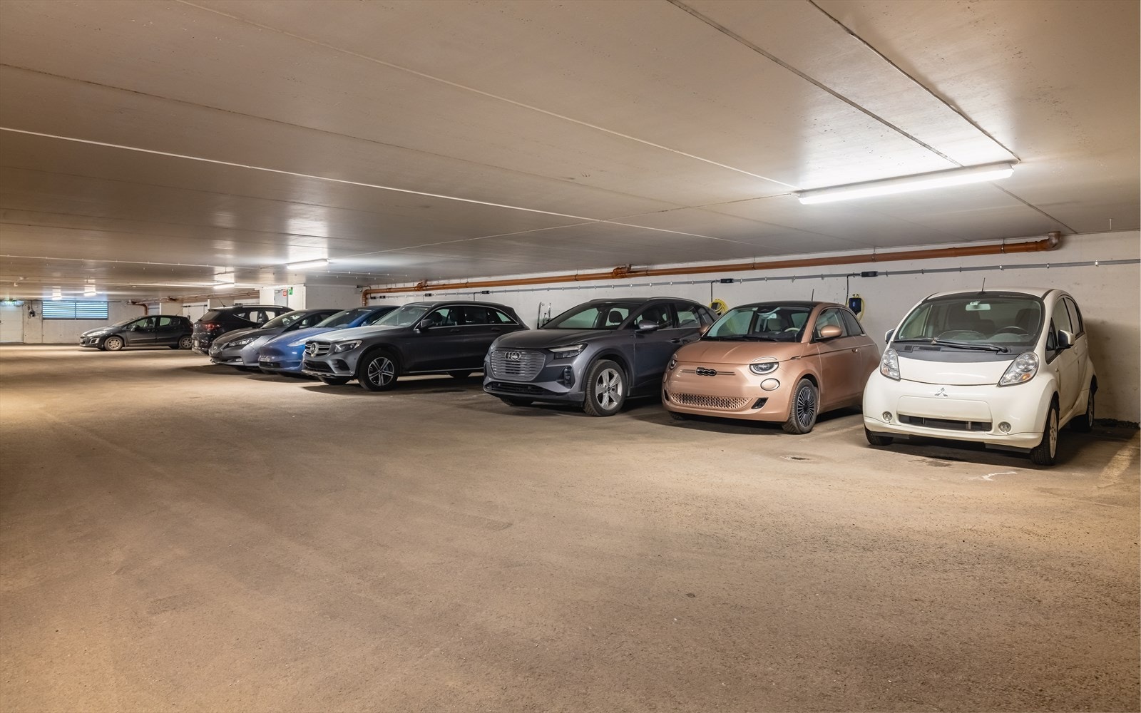 P-plass med elbil lader. Parkering til Fiat 500. Galleribilde