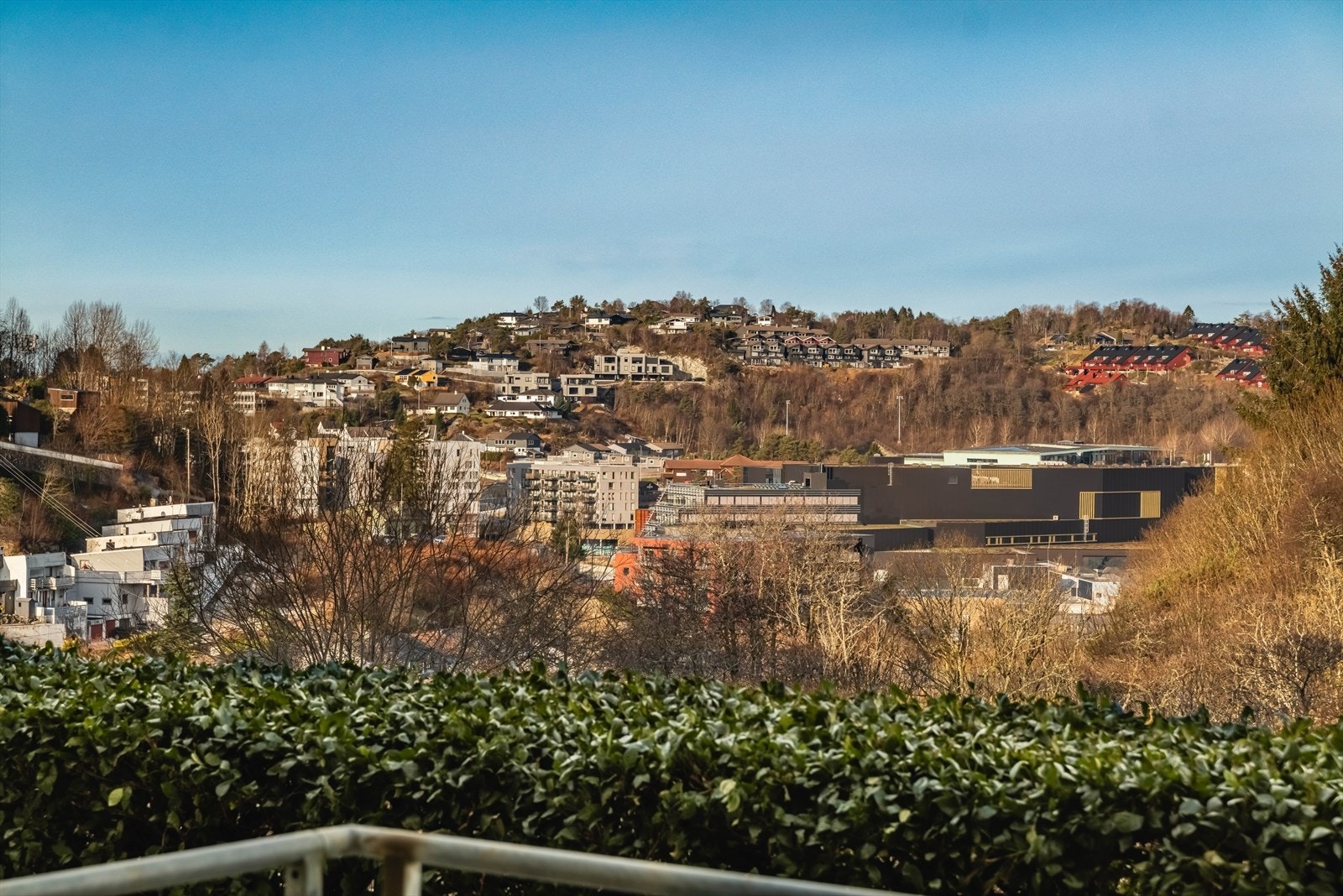 Utsikt til Laguneparken. Snarvei til fots og sykkel like ved. Galleribilde