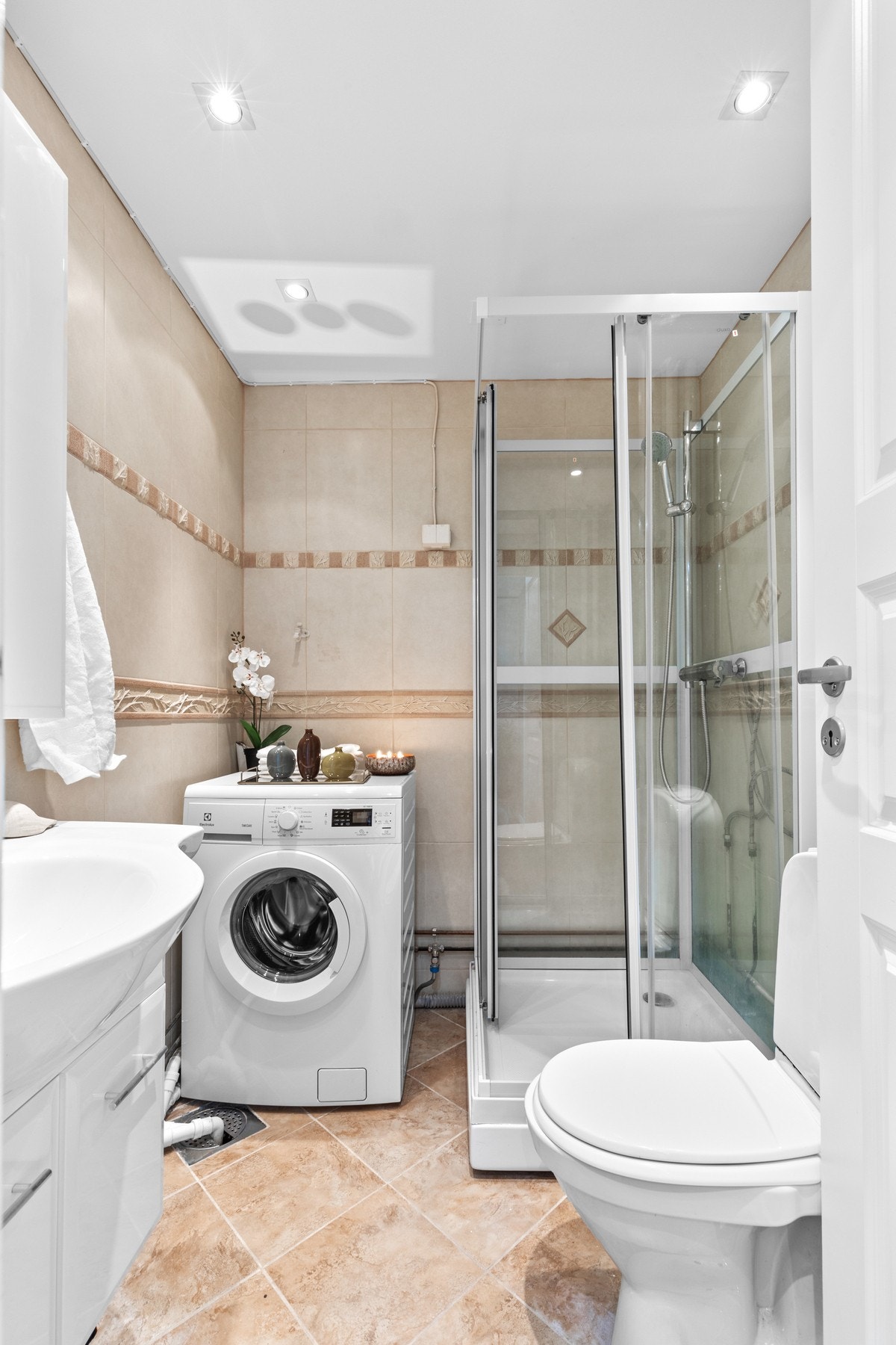 Pent og funksjonelt bad med dusjkabinett og praktisk oppsett. En ryddig løsning som utnytter plassen godt. Galleribilde