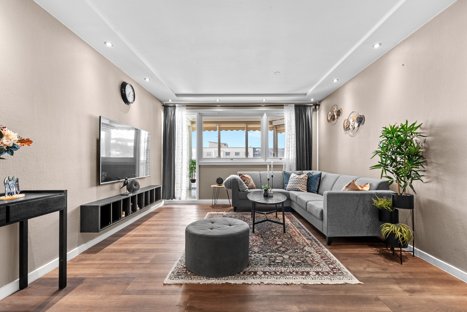 Lys og romslig stue med store vindusflater og direkte utgang til balkong. Galleribilde