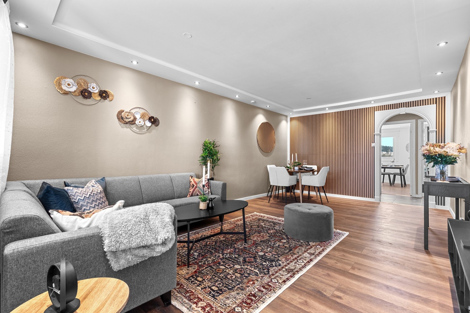 Houssam Ben Zrelli v/EIE eiendomsmegling har gleden av å presentere Tante Ulrikkes vei 44B (Foto: Oh Shots) Galleribilde