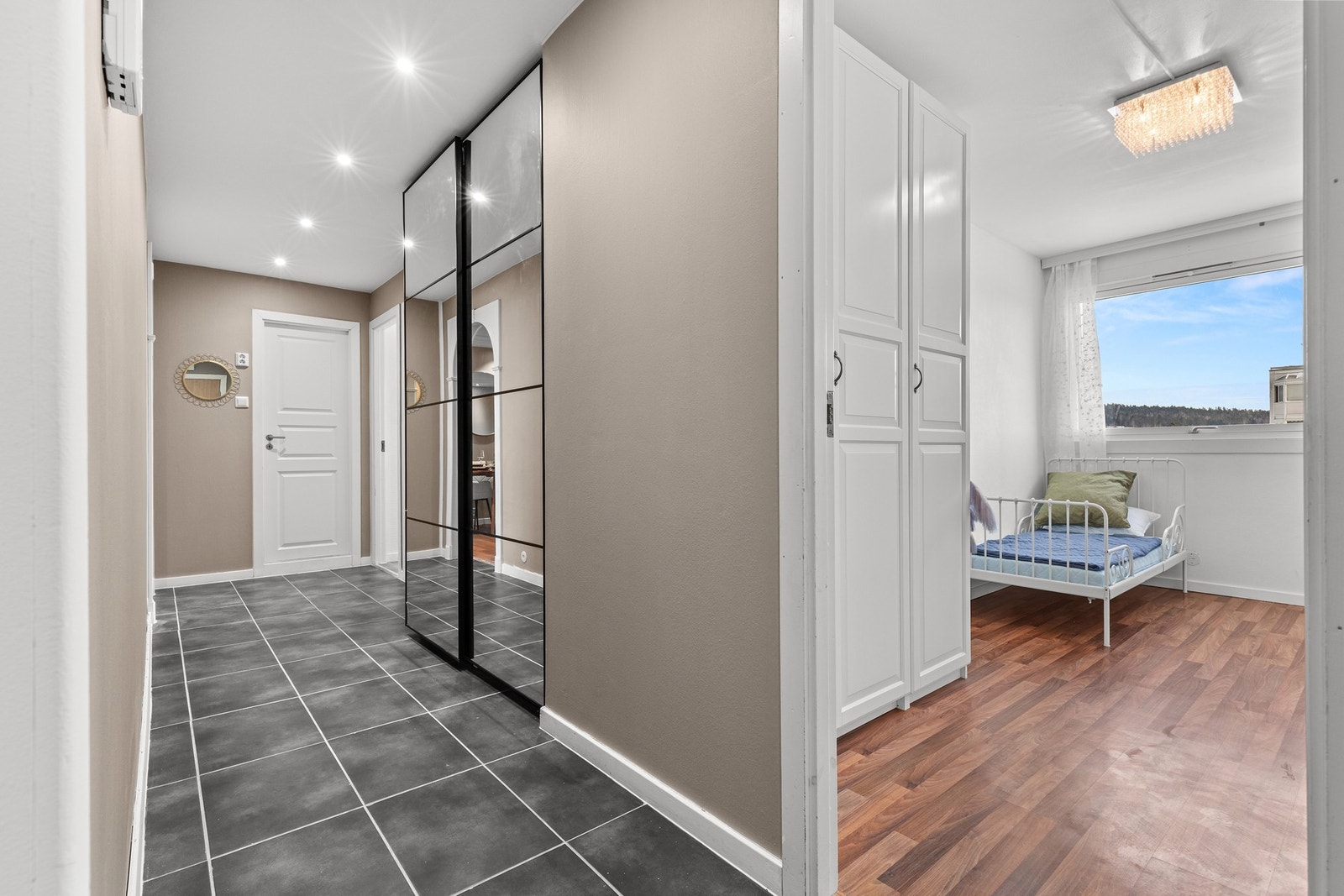 Innbydende gang med gjennomgående lys og god adkomst til boligens rom. Her får du en funksjonell sone med garderobeløsning og plass til yttertøy. Galleribilde