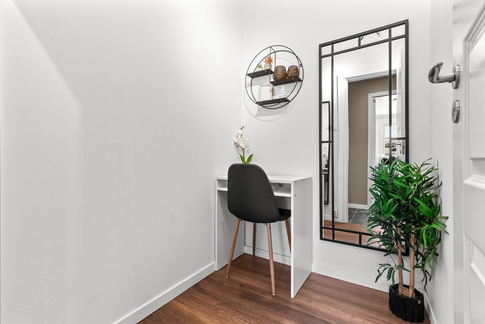 Lyst og funksjonelt kontorhjørne med plass til skrivebord og stol. En praktisk løsning som passer perfekt til hjemmekontor eller studieplass. Galleribilde