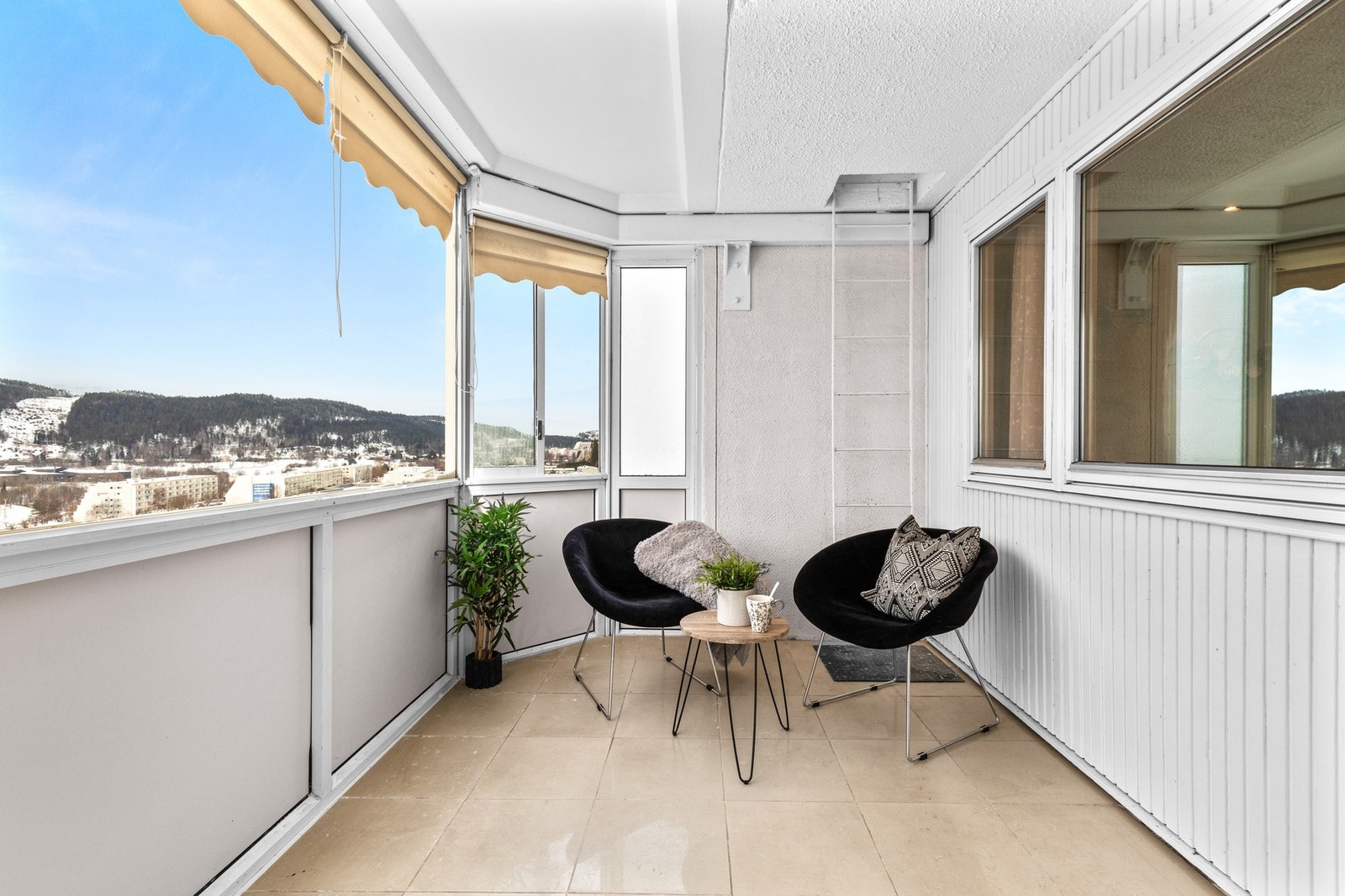 Innglassingen kan åpnes eller lukkes etter vær og behov, noe som gjør at du får glede av uteplassen store deler av året. Galleribilde