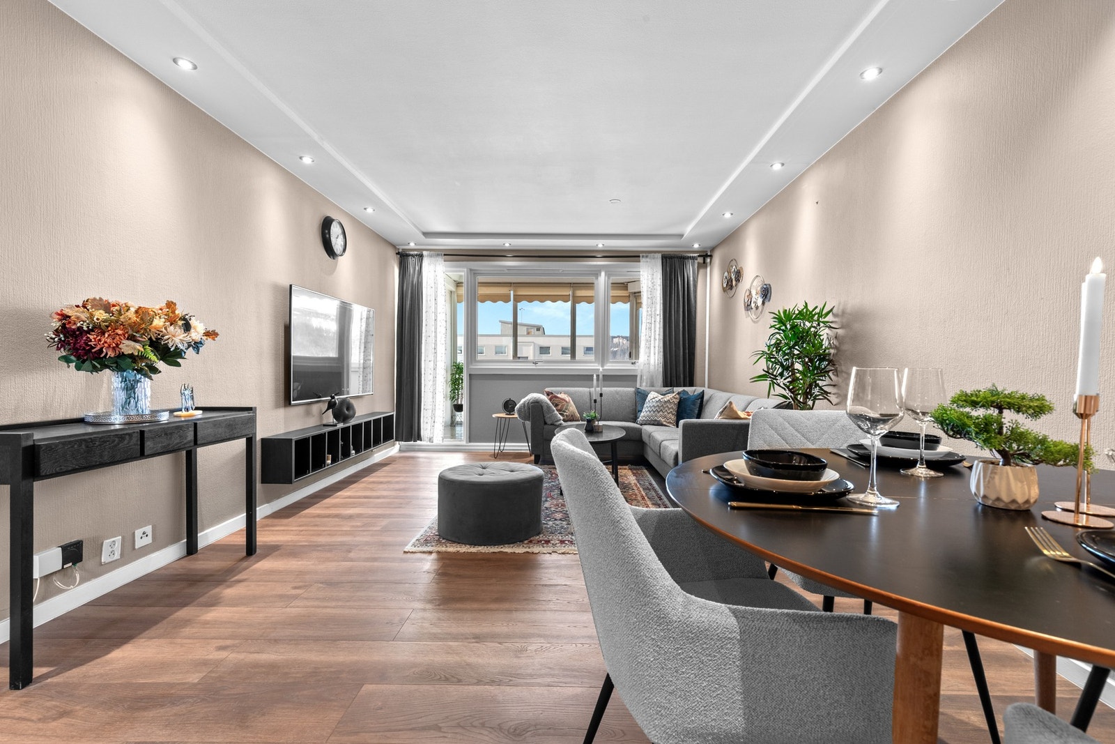 Helheten preges av lune materialvalg og en harmonisk overgang mellom sonene. Galleribilde