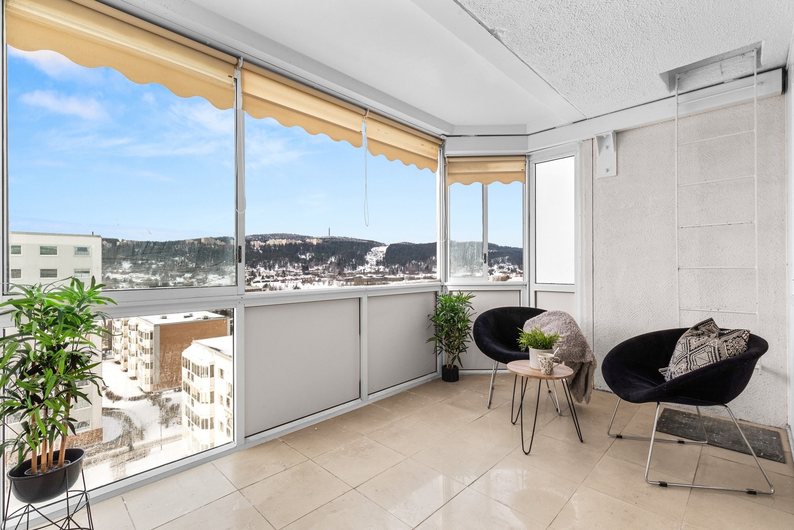 Innglasset balkong med hyggelig sittegruppe og god plass til avslapning. Galleribilde