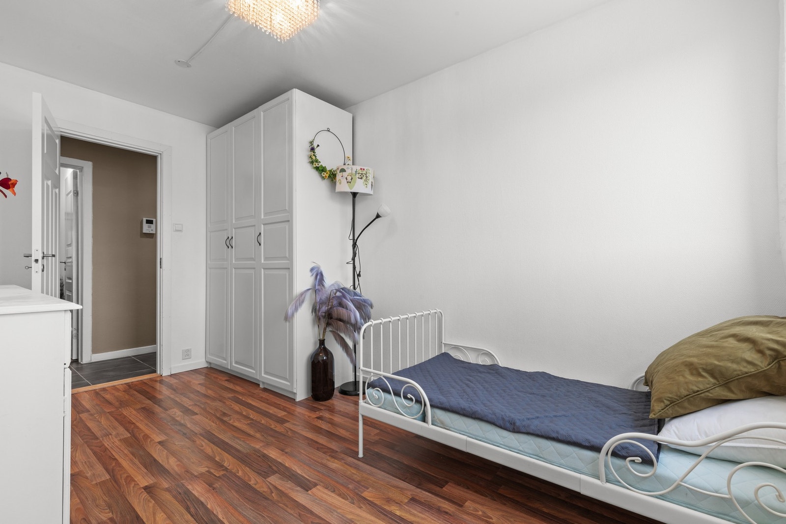 Innbydende soverom med fleksibel planløsning og fine gulvflater. Her er det plass til både seng, skap og øvrig møblering - perfekt som barnerom eller gjesterom. Galleribilde