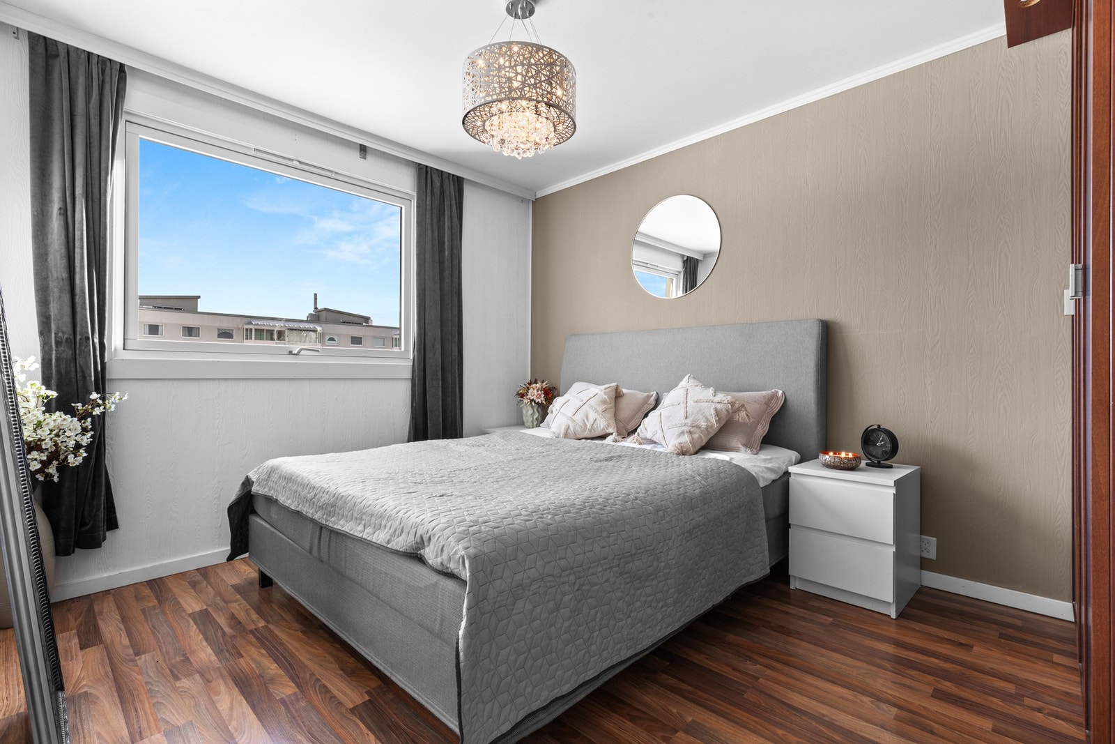 Lyst og innbydende soverom med god plass til dobbeltseng og tilhørende nattbord. Store vindusflater slipper inn rikelig med dagslys og gir rommet en luftig og behagelig atmosfære. Galleribilde