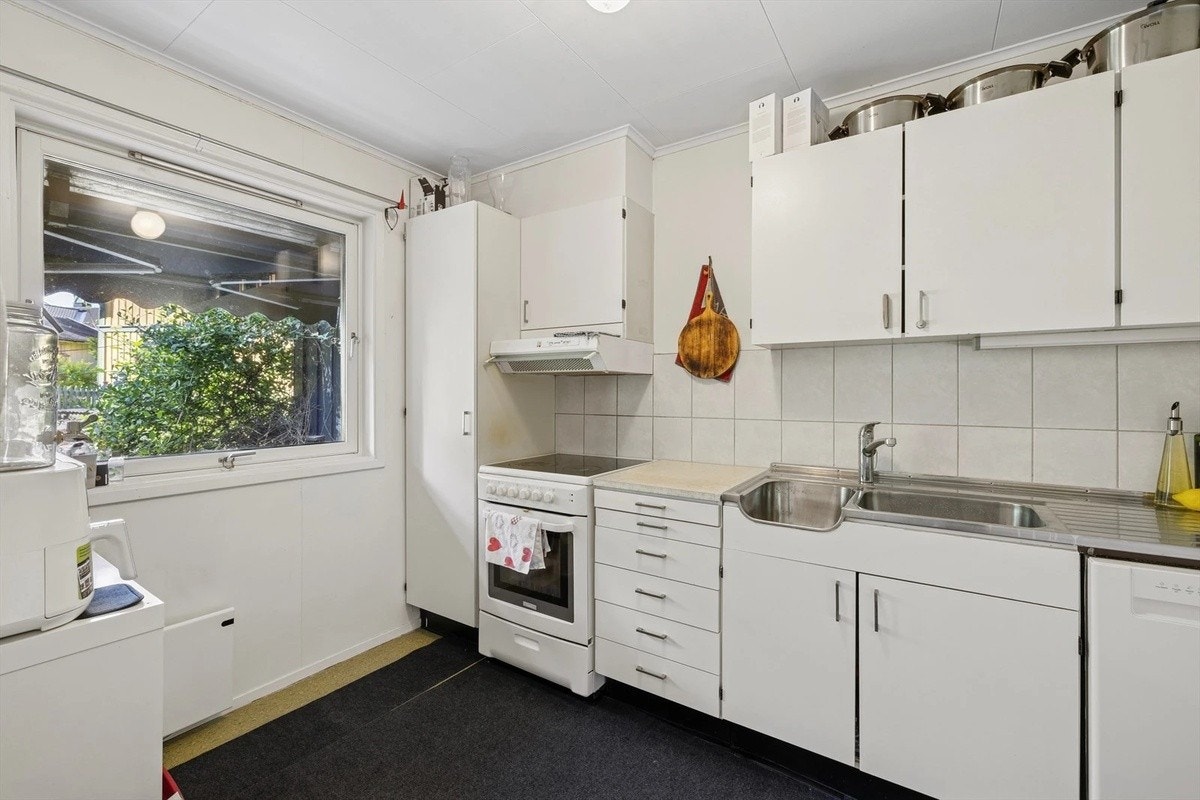 Kjøkken med vindu og avtrekk ut Galleribilde