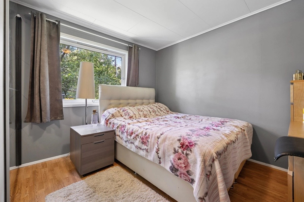 Romslig soverom ut mot stille hage område Galleribilde