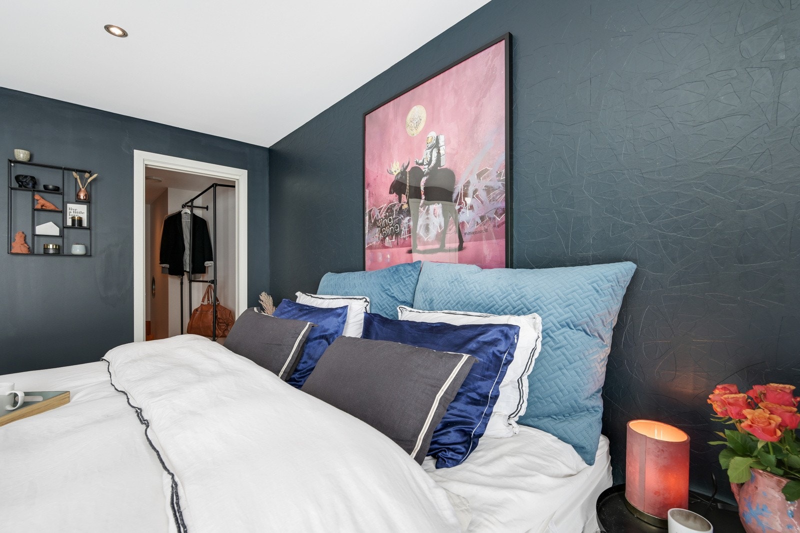 Rommet ligger i suiteløsning med eget bad Galleribilde