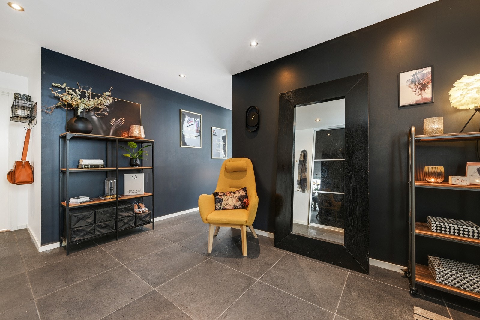 Entreen/gangen gir et solid førsteinntrykk, og en aldri så liten smakebit på den gjennomførte stilen som preger boligen Galleribilde