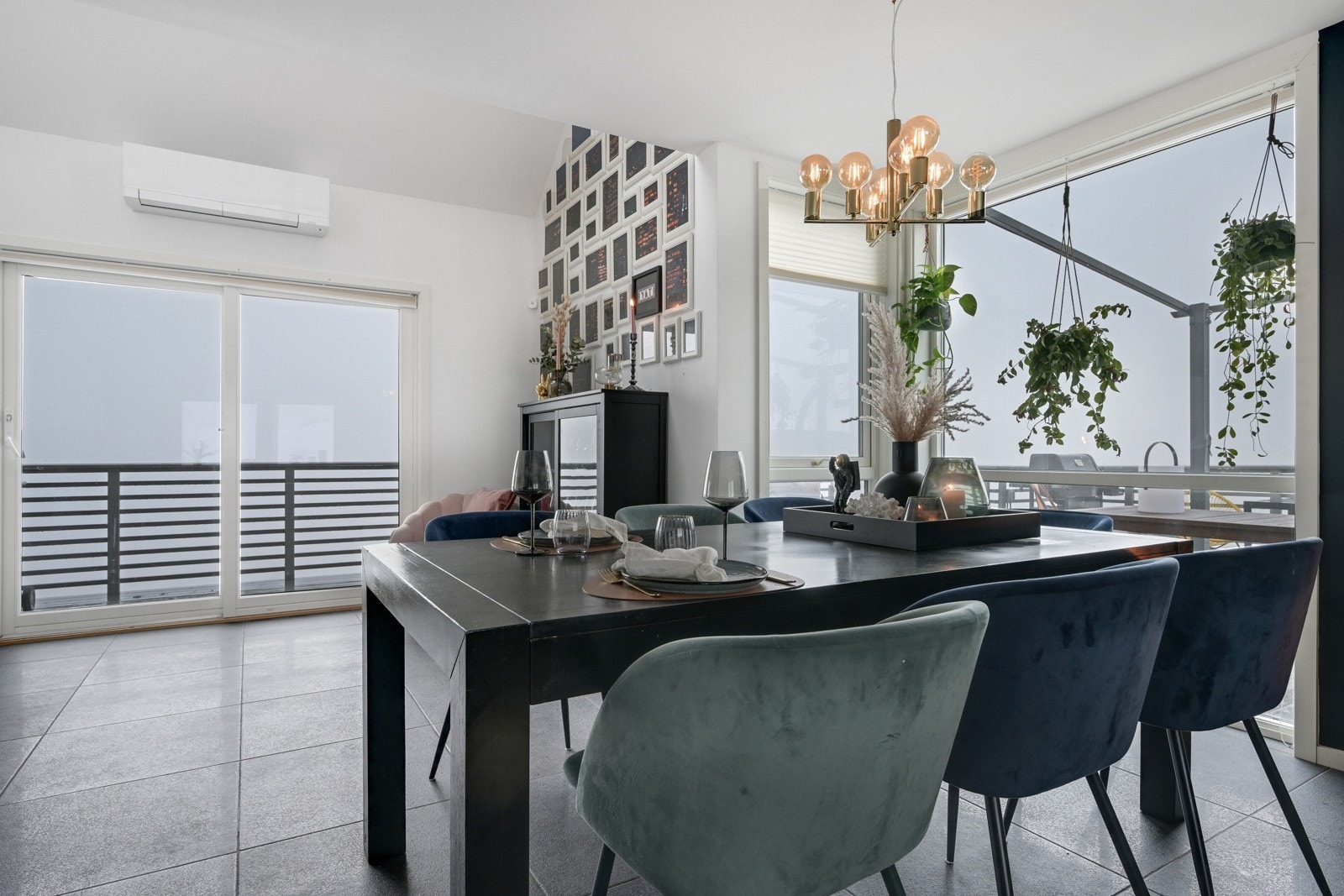 Herfra er det utgang til den deilige solrike terrassen med upåklagelig utsikt. Galleribilde