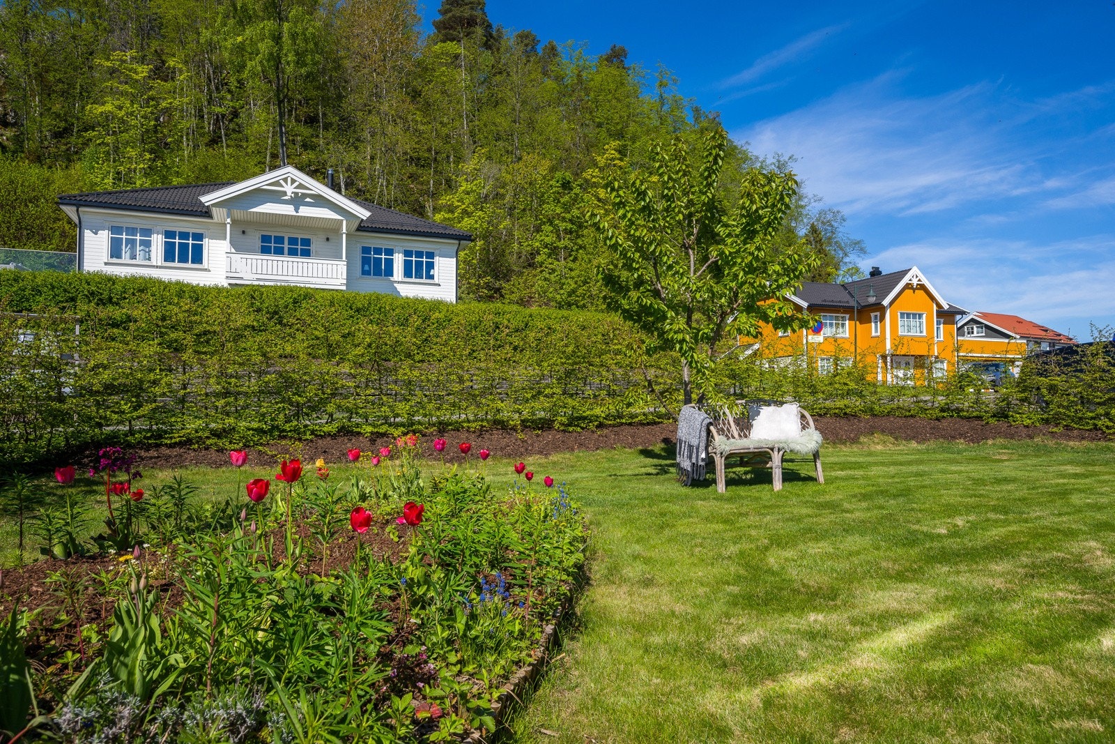 Pent opparbeidet hage som innbyr til lek og moro Galleribilde
