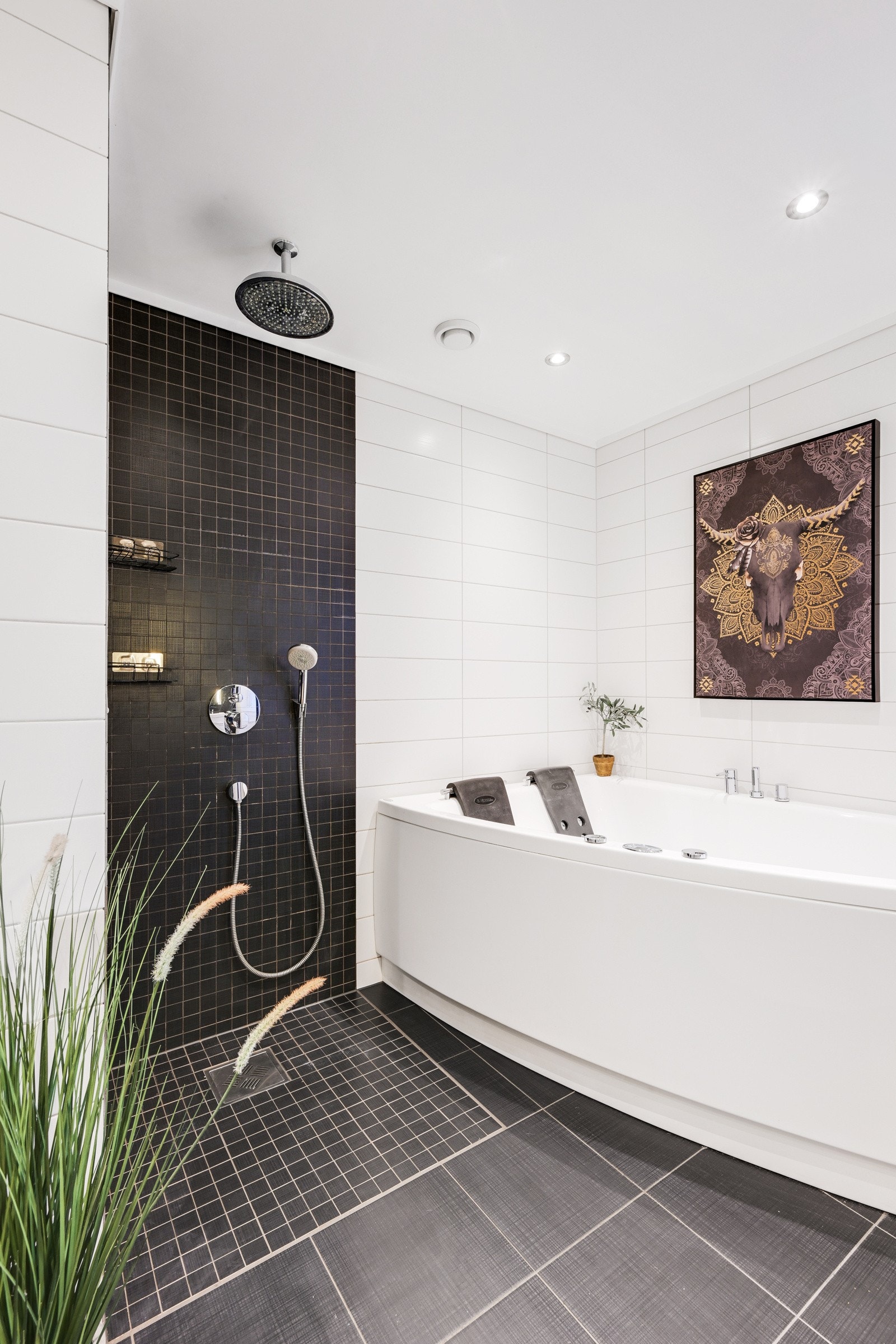 Her er det både duo boblekar og deilig dusjsone med integrert tropedusj i himling Galleribilde