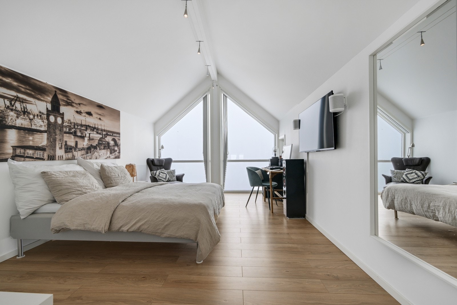 Videre har vi det største av 3 soverom i 2. etasje Galleribilde