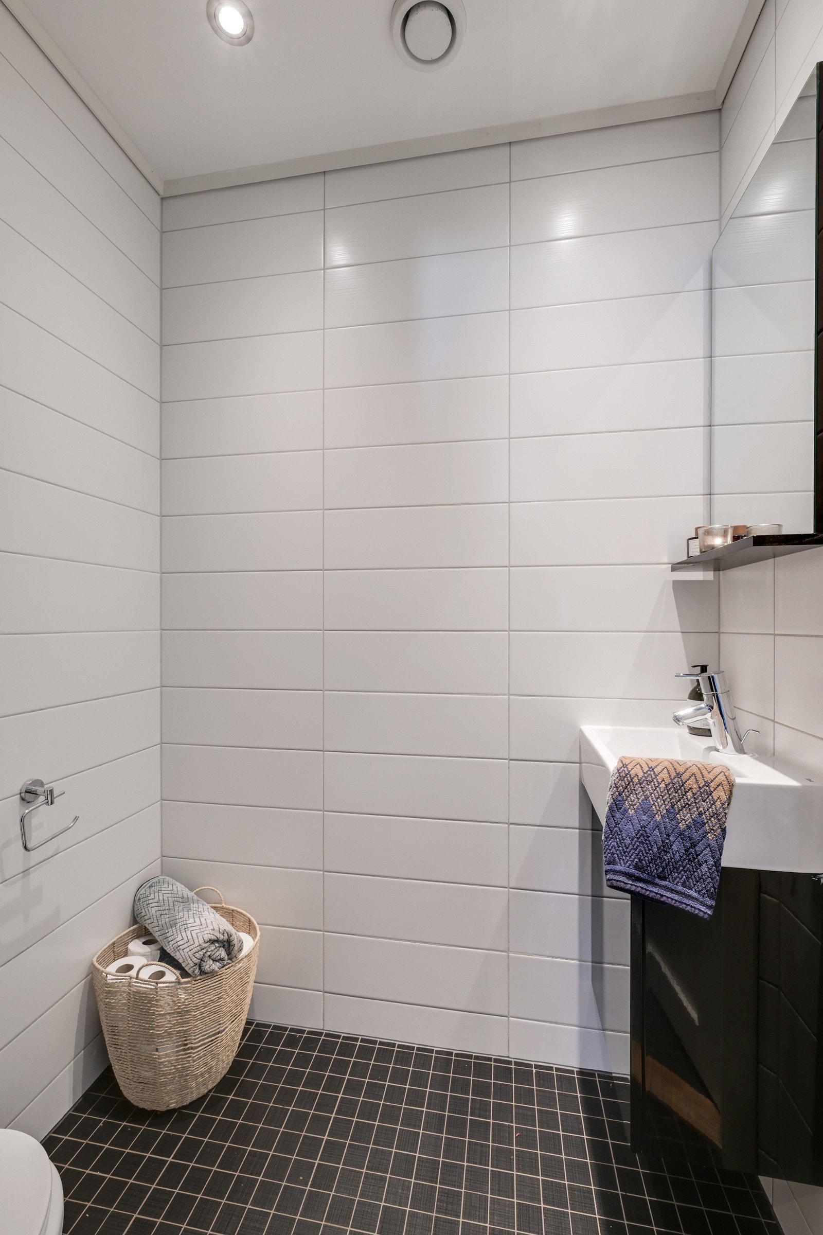 Det er også eget gjestetoalett i denne etasjen Galleribilde