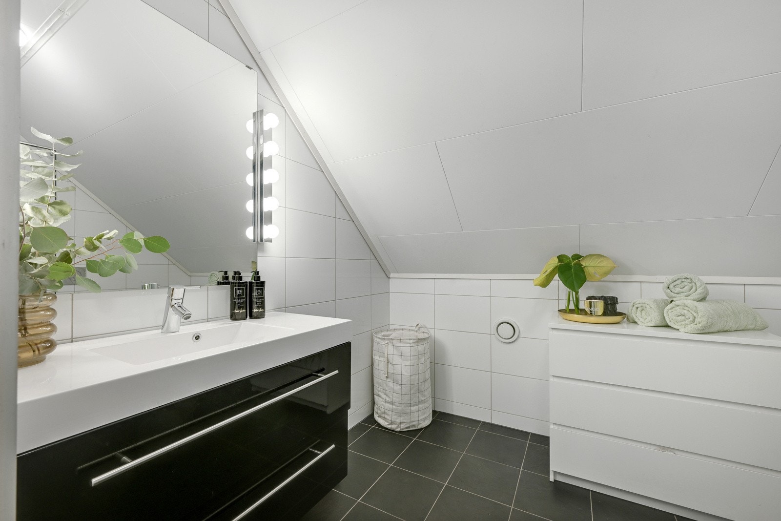 Pent flislagt bad i 2. etasje med vannbåren varme Galleribilde