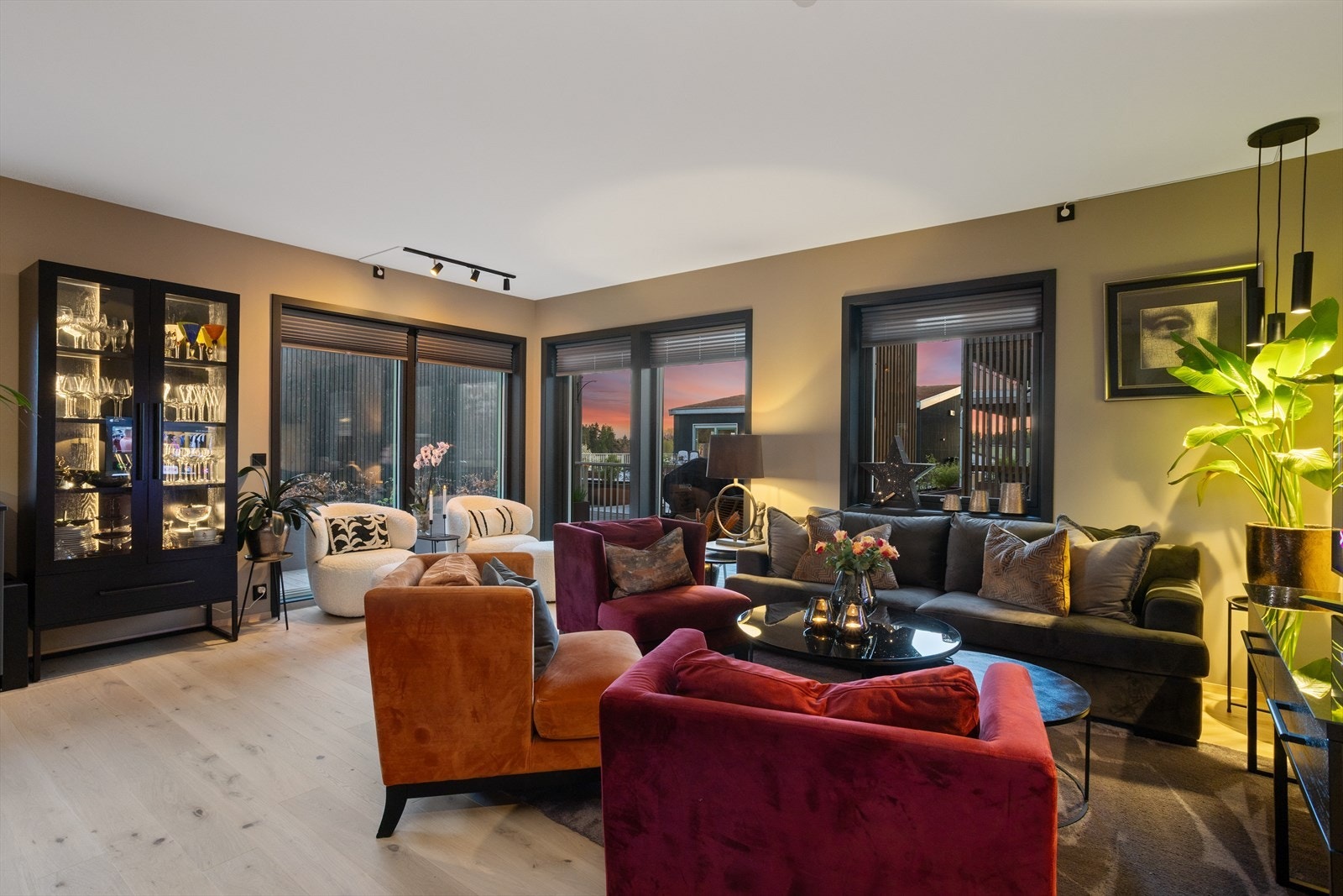 Stuen og spisestuen er et romslig rom hvor store og i stor utstekning høyreiste vindusflater gir masse lys, forsterkende romfølelse og gir et flott innslipp av naturlig dagslys. Galleribilde