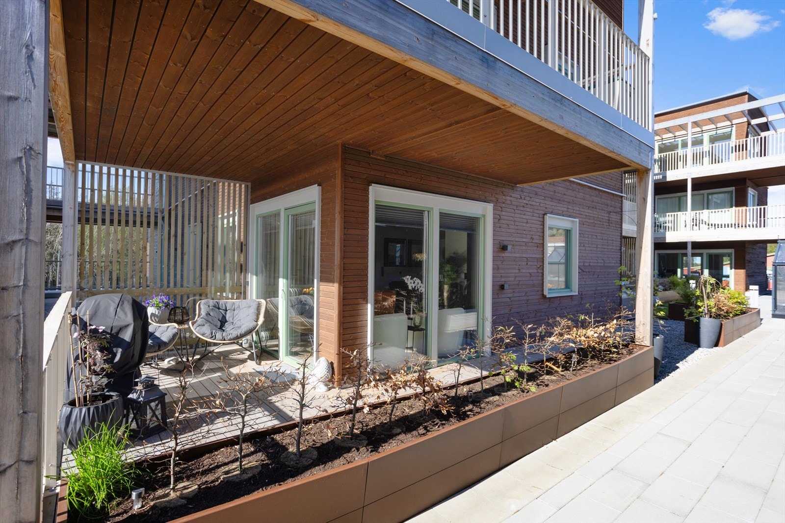 Det er plass for både sittegruppe, loungemøbler og sone for utekjøkken/grilling - perfekt utformet for både rolige stunder og sosiale samlinger med familien og venner. Galleribilde