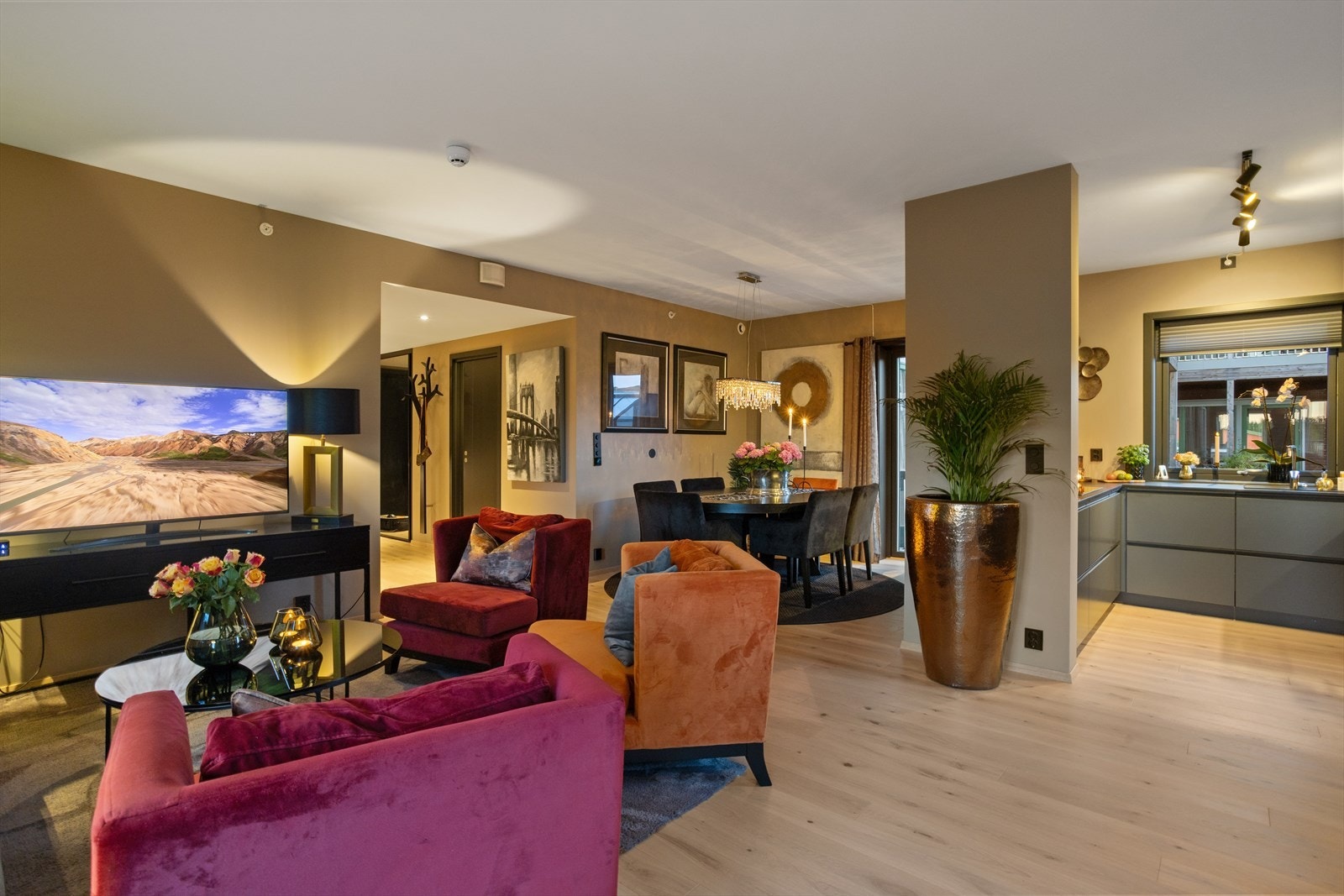 Med en gang man kommer inn i leiligheten forstår man at man blir vitne til noe utenom det vanlige. Galleribilde