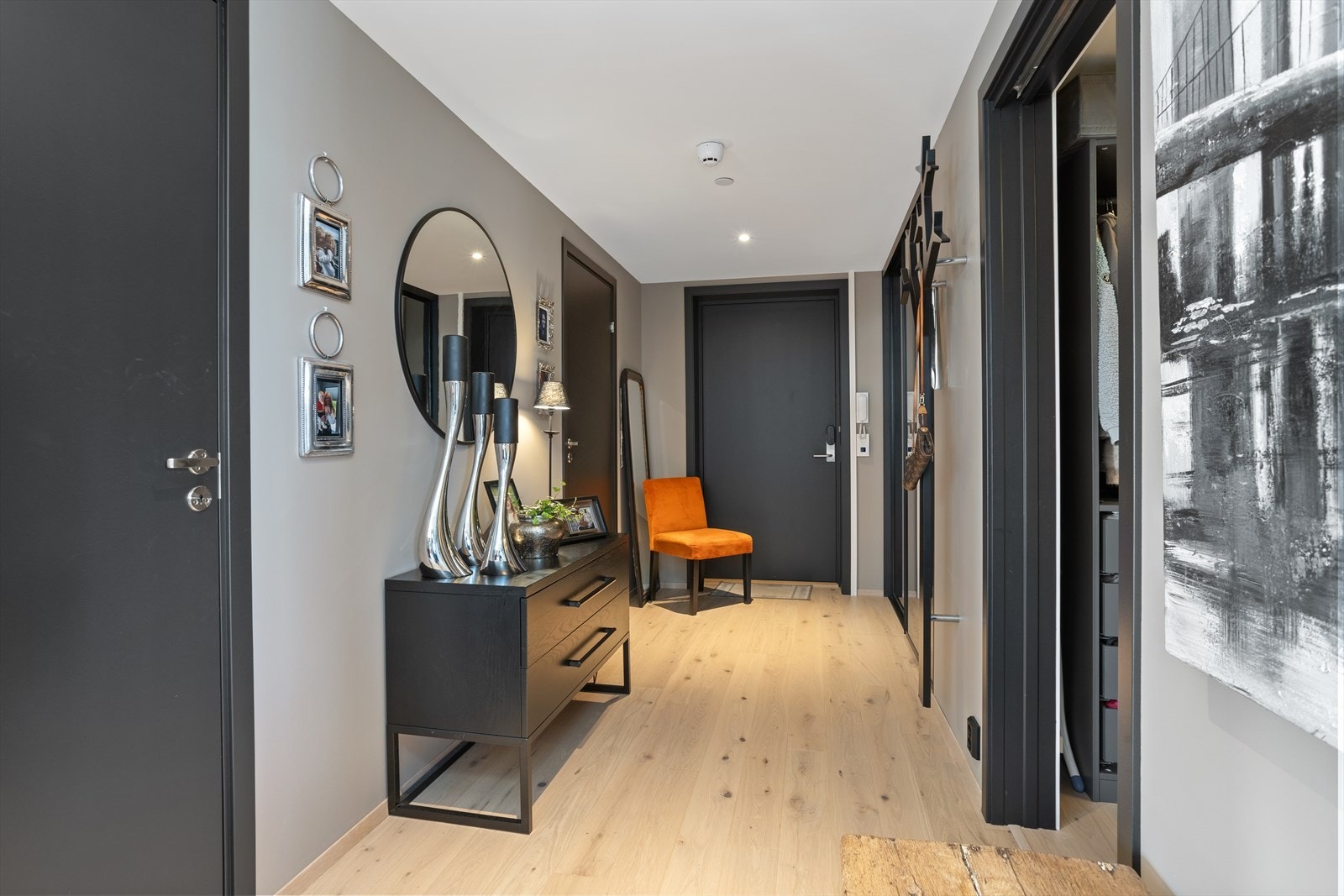 Den hyggelige entreèn ønsker deg og dine gjester velkommen inn i leiligheten. Leilighetens hovedinngangsdør har for øvrig kort vei fra trappegangen. Galleribilde