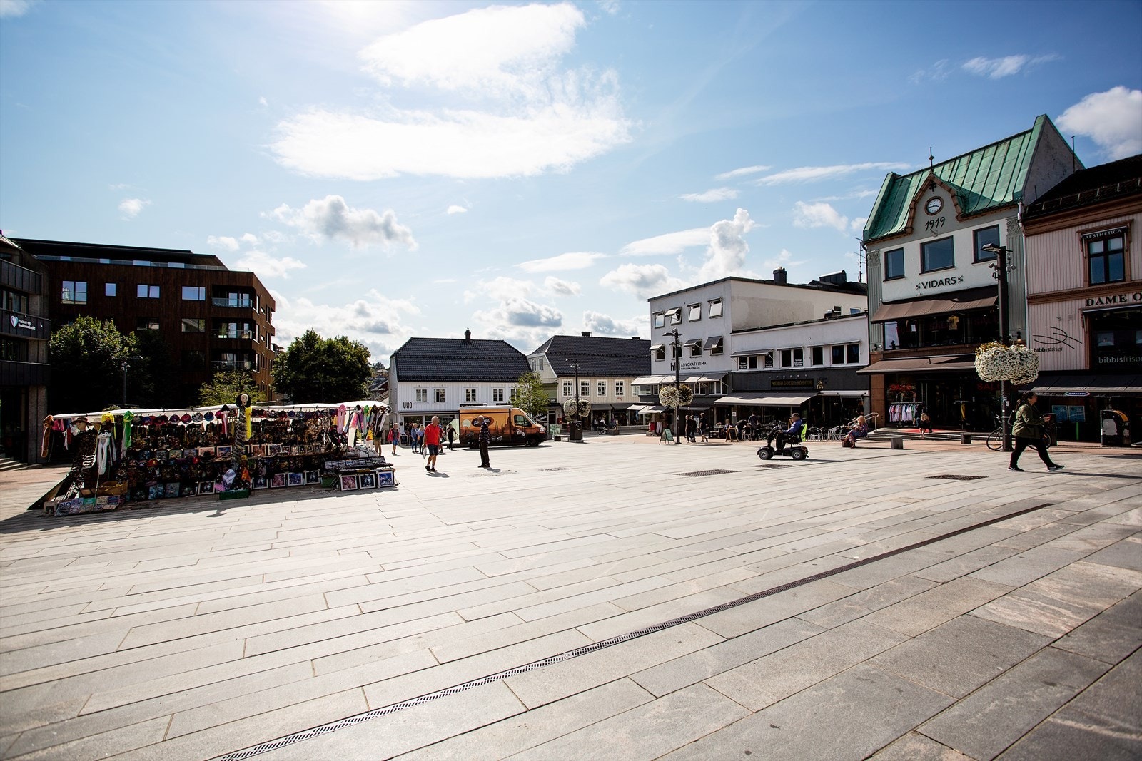 Fra området er det kun ca. 5 km til Tønsberg sentrum med Tønsberg Brygge, Kulturhus, Jernbanestasjonen og et uendelig antall restauranter og serveringssteder. Galleribilde