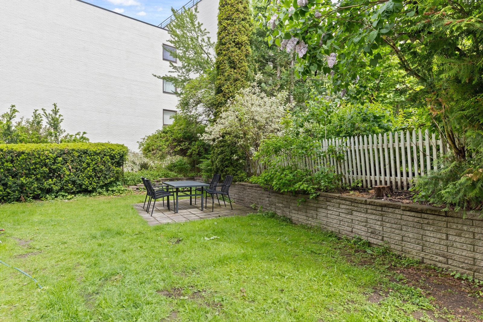 Fellesarealet er pent opparbeidet med gressplen og beplantning. Galleribilde