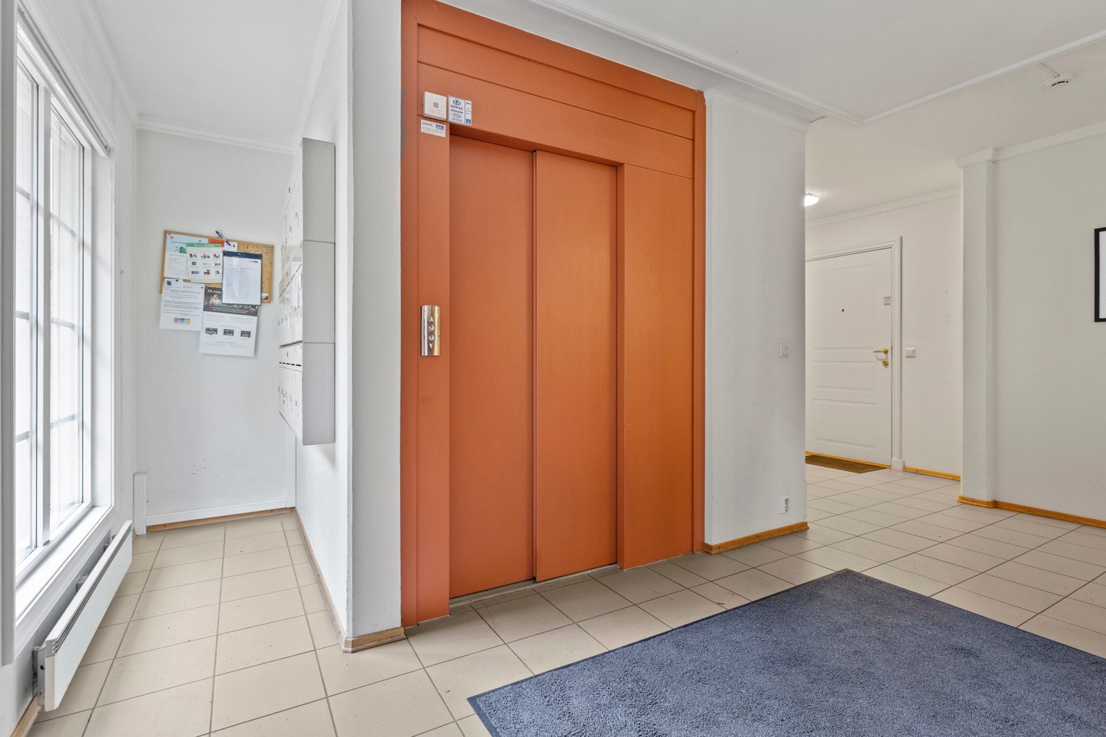 Heis fra garasjekjeller opp til etasjeplan. Galleribilde