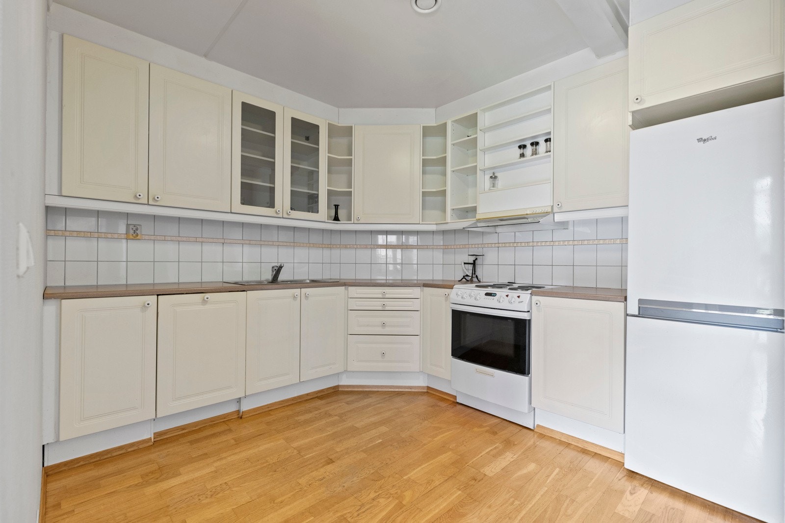 Godt med skap- og benkplass. Her ligger alt til rette for kokkelering til hverdag og fest. Galleribilde