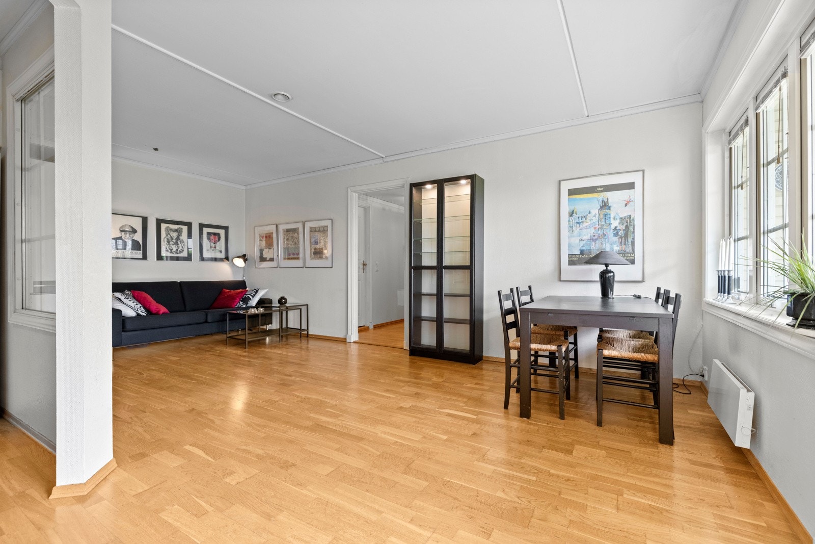 Den lyse og romslige stuen kombineres elegant med spisestuen i en åpen planløsning, som skaper et sosialt og innbydende oppholdsrom. Galleribilde